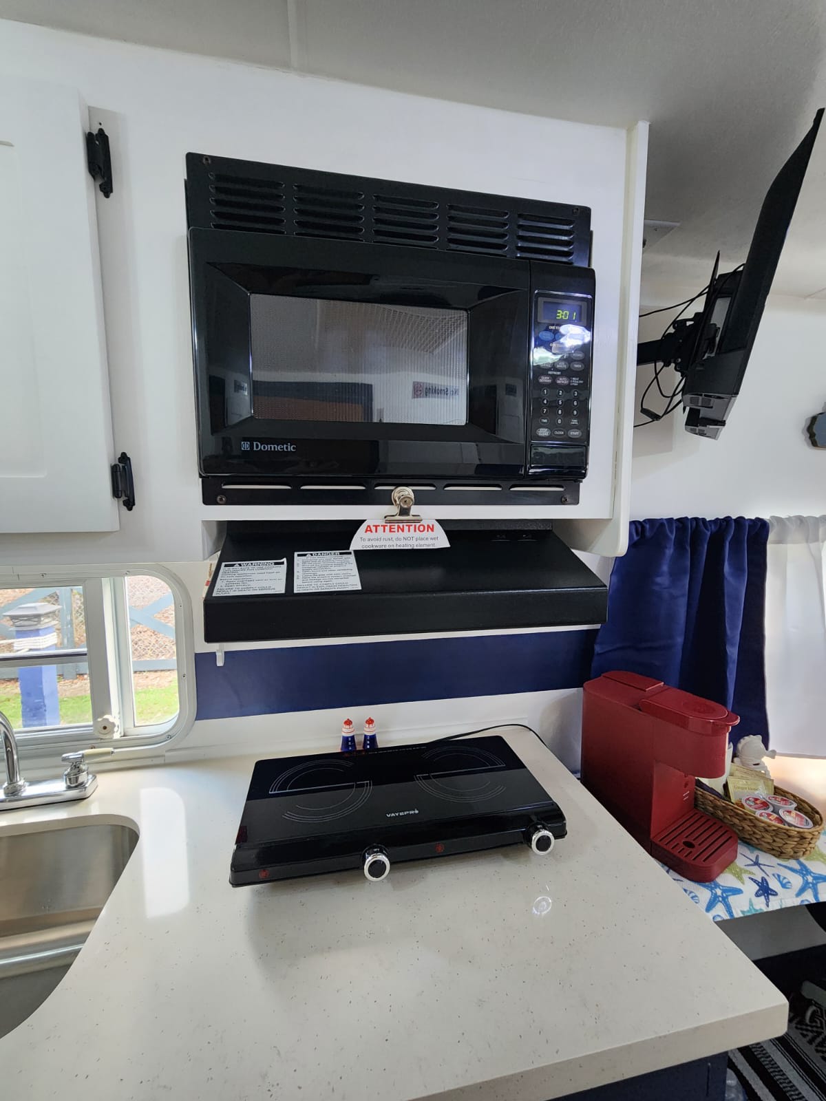 Microwave, 2 burner electric stove