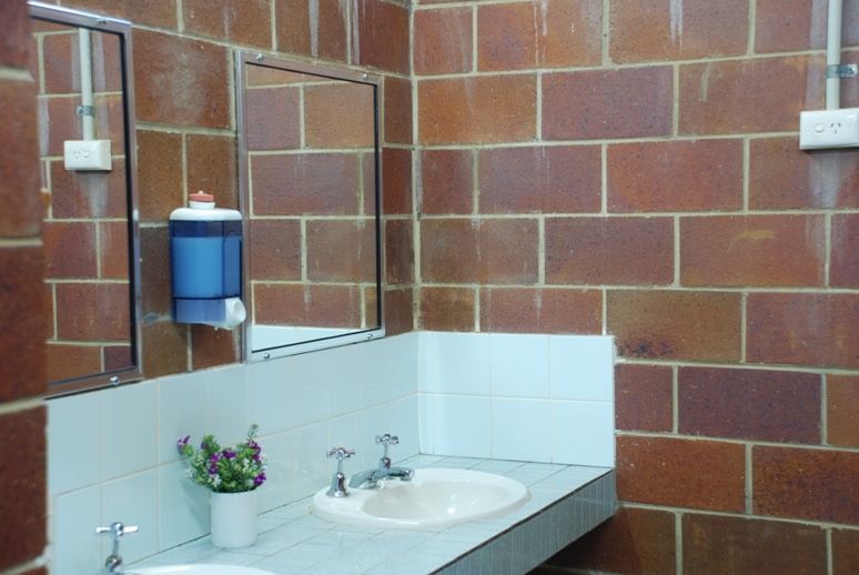 Modern and clean mens and ladies amenities. 
Hot showers, no coins needed. Flush toilets.
3 minutes walk from your campsite