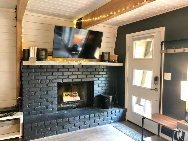 Maison Solange-Sweet Red Barn Farmhouse- Moonridge