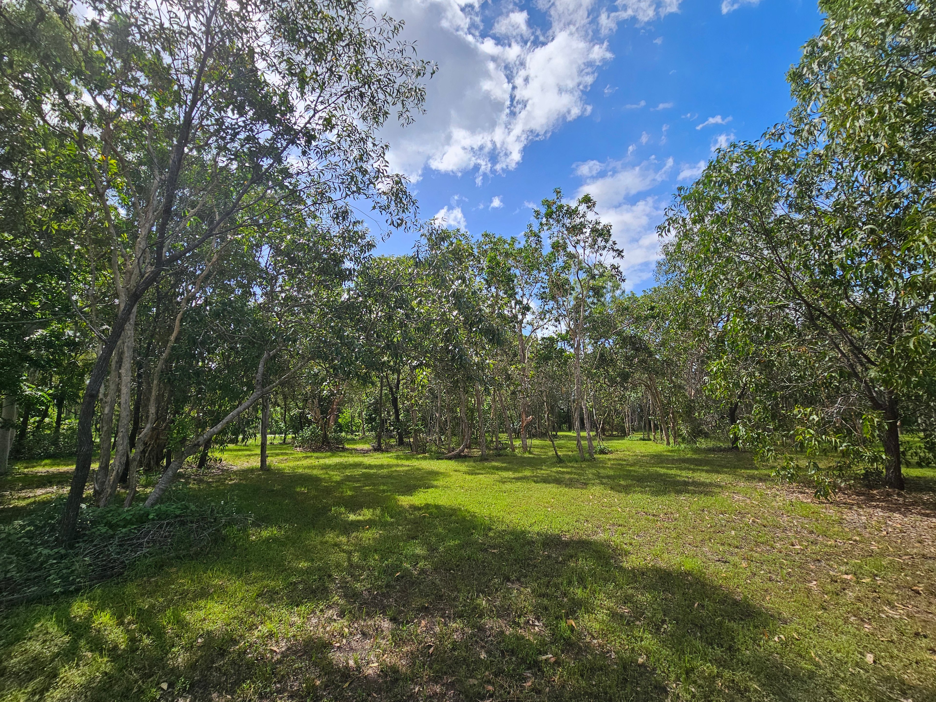 Open areas to camp in country setting and still enjoy peace and tranquillity by the dam or walking access to the river. Refresh and enjoy your journey