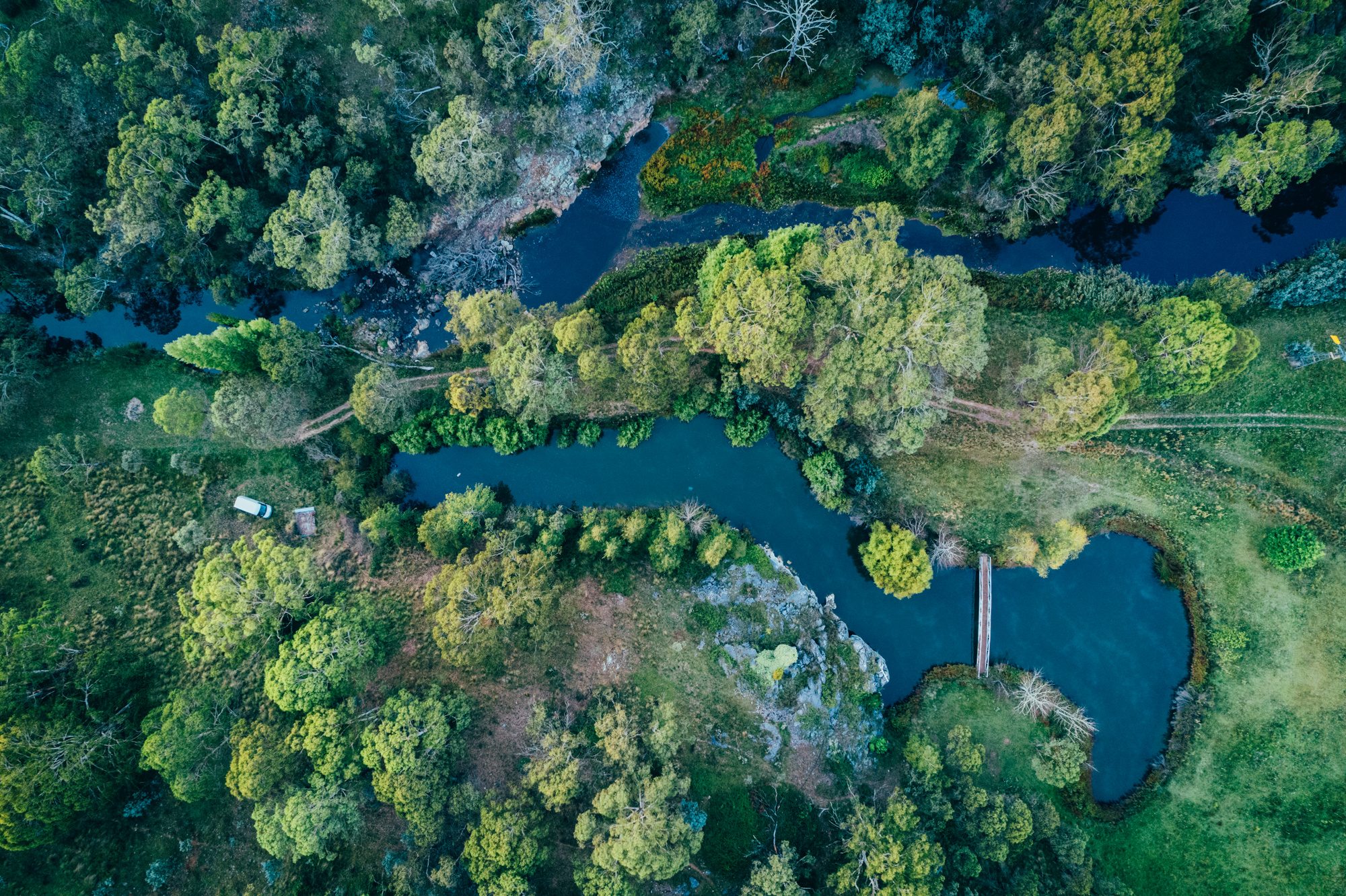 birds eye view of the dam and the river