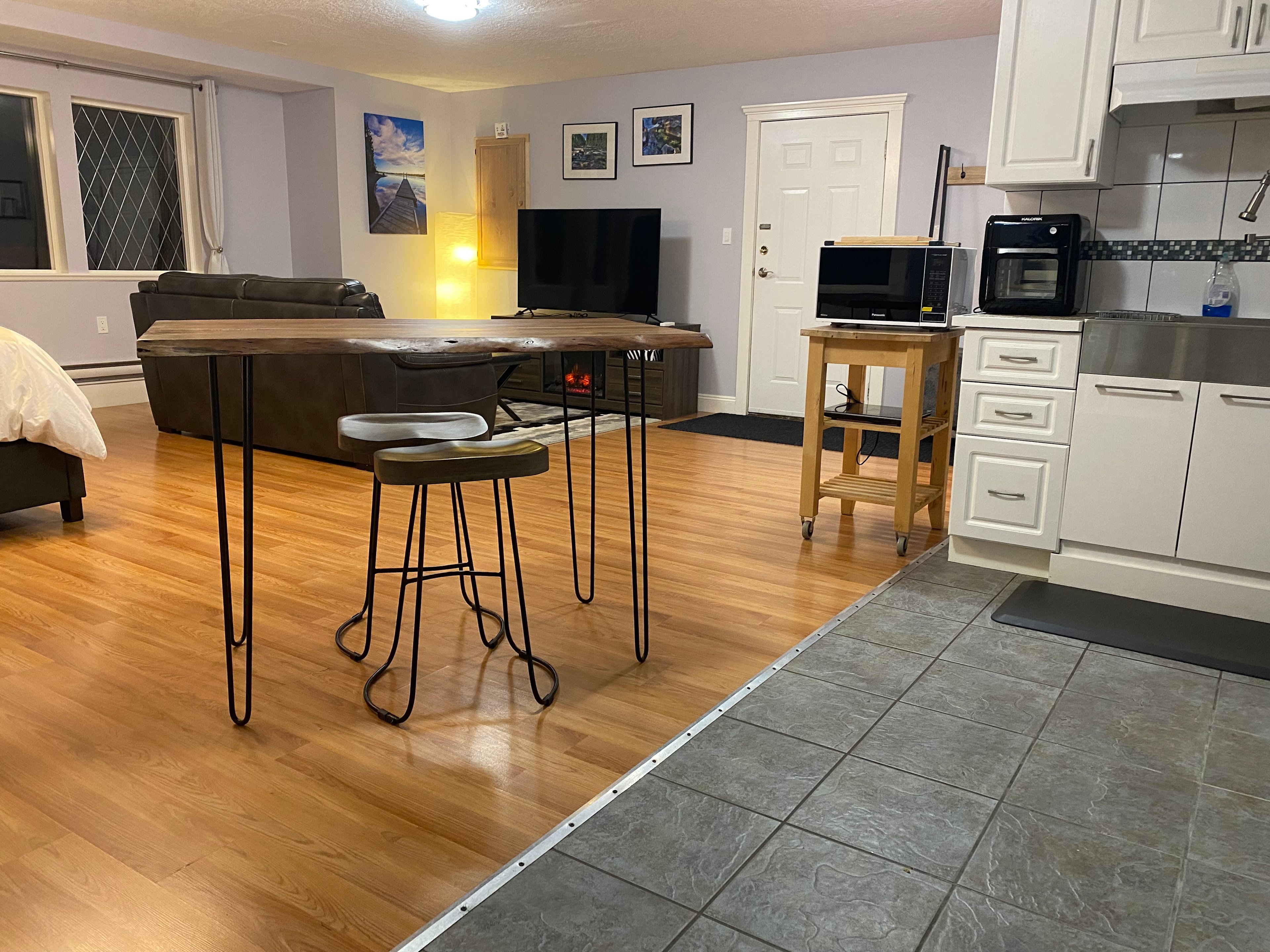 🔥 Cozy Living Room, stocked kitchenette & dining room table.