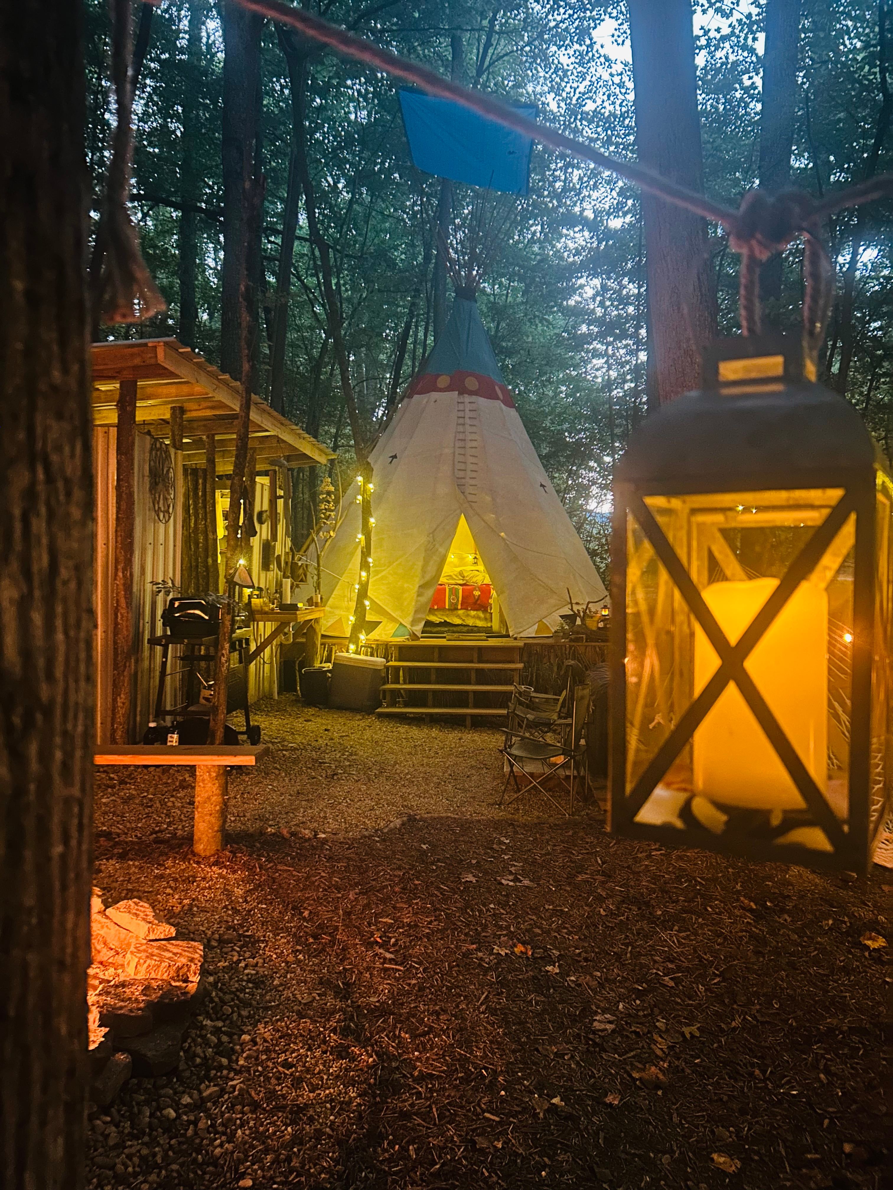 Tipi Glamping & Jacuzzi for couples