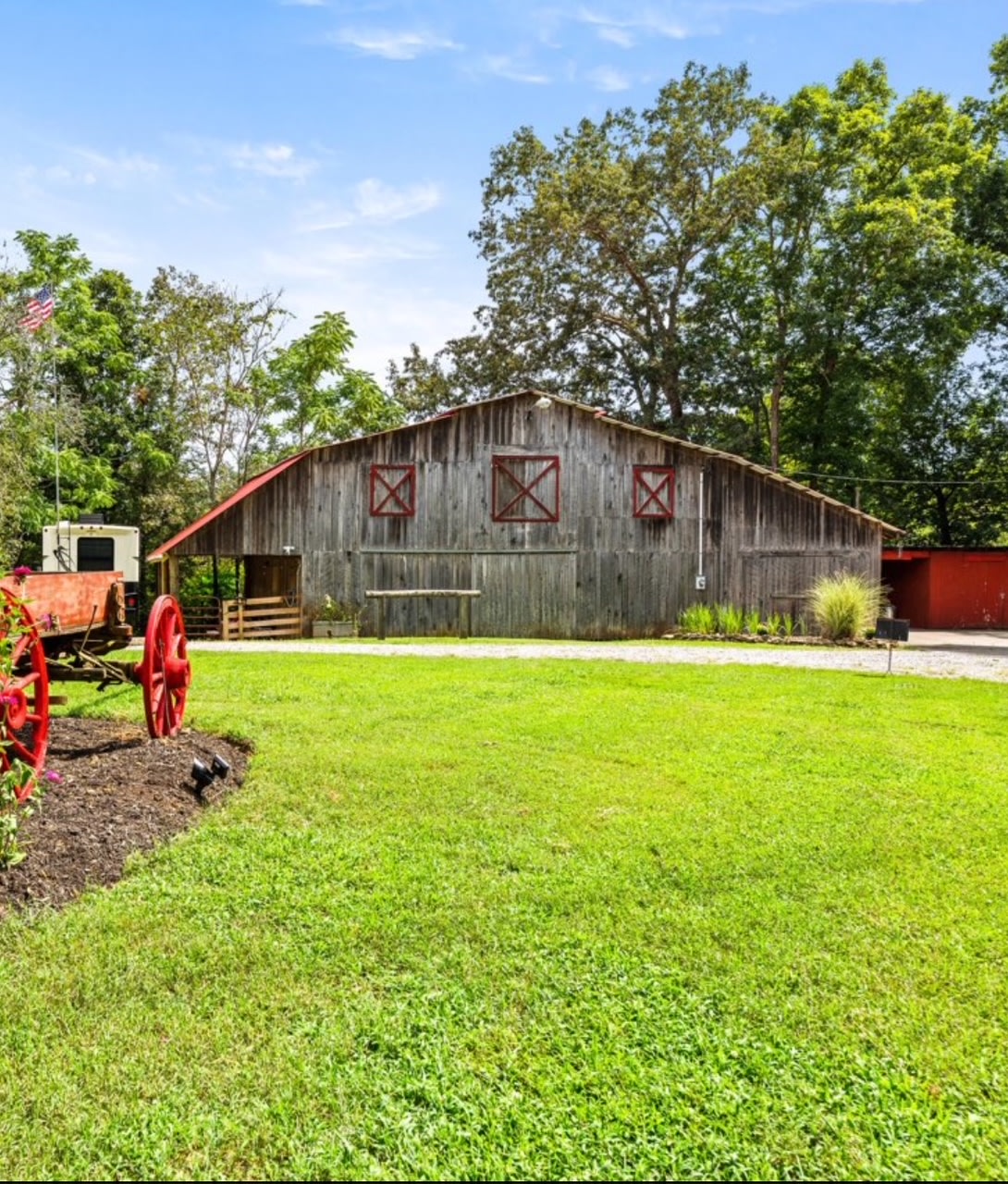 Ponderosa Cabins located 12 minutes to downtown Knoxville TN, and 45 min to Dollywood/Pigeon Forge offers this Beautiful RV site next to our Instagram-ready barn.  Views of our hayfield with deer, turkey, and other critters.  Need more room for visitors?  Rent one of our 4 cabins on-site.