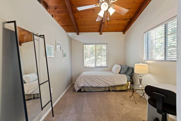 Little Red Cabin in Twain Harte, King Bed