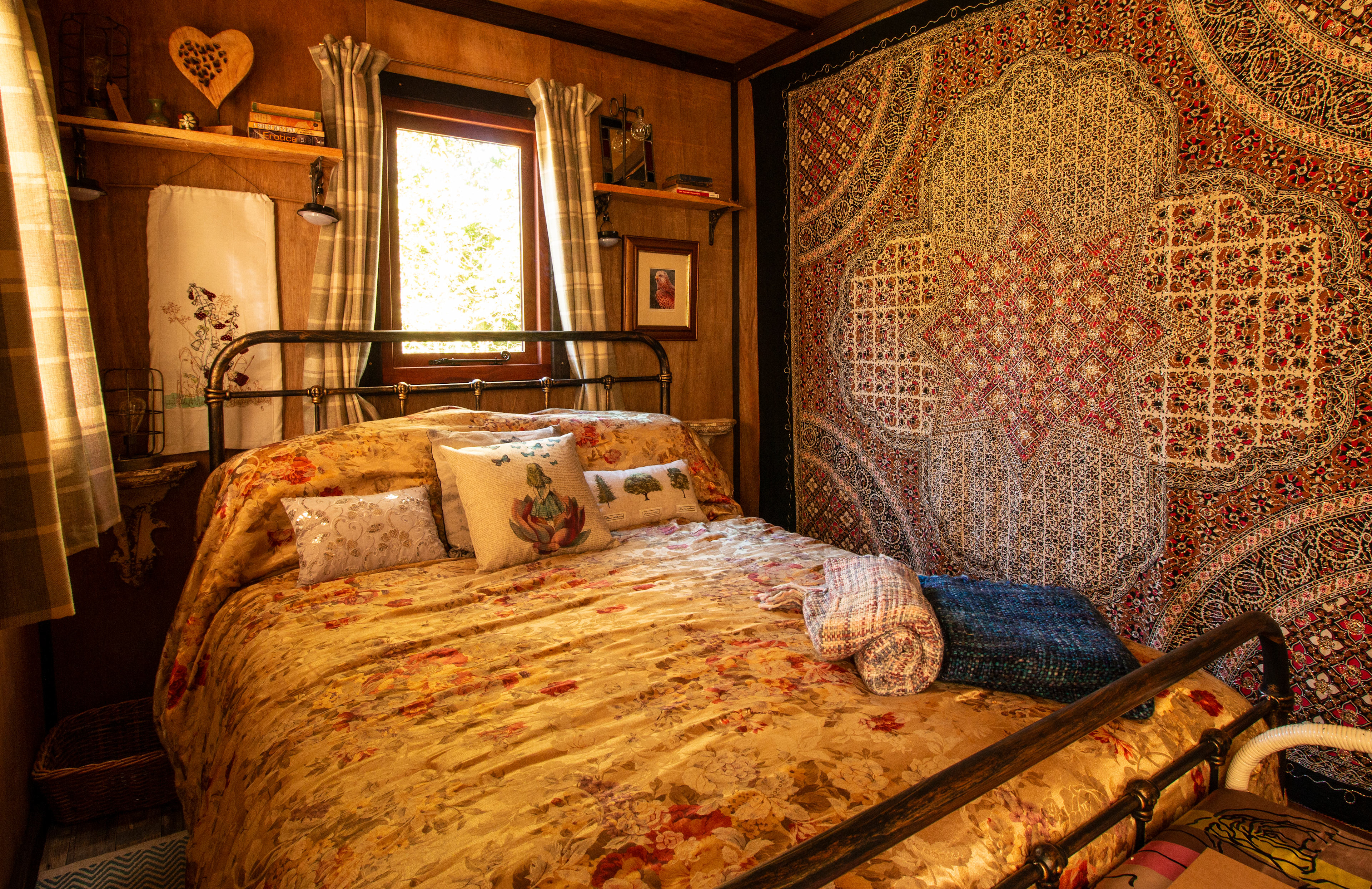 Private woodland Hut & kitchen deck