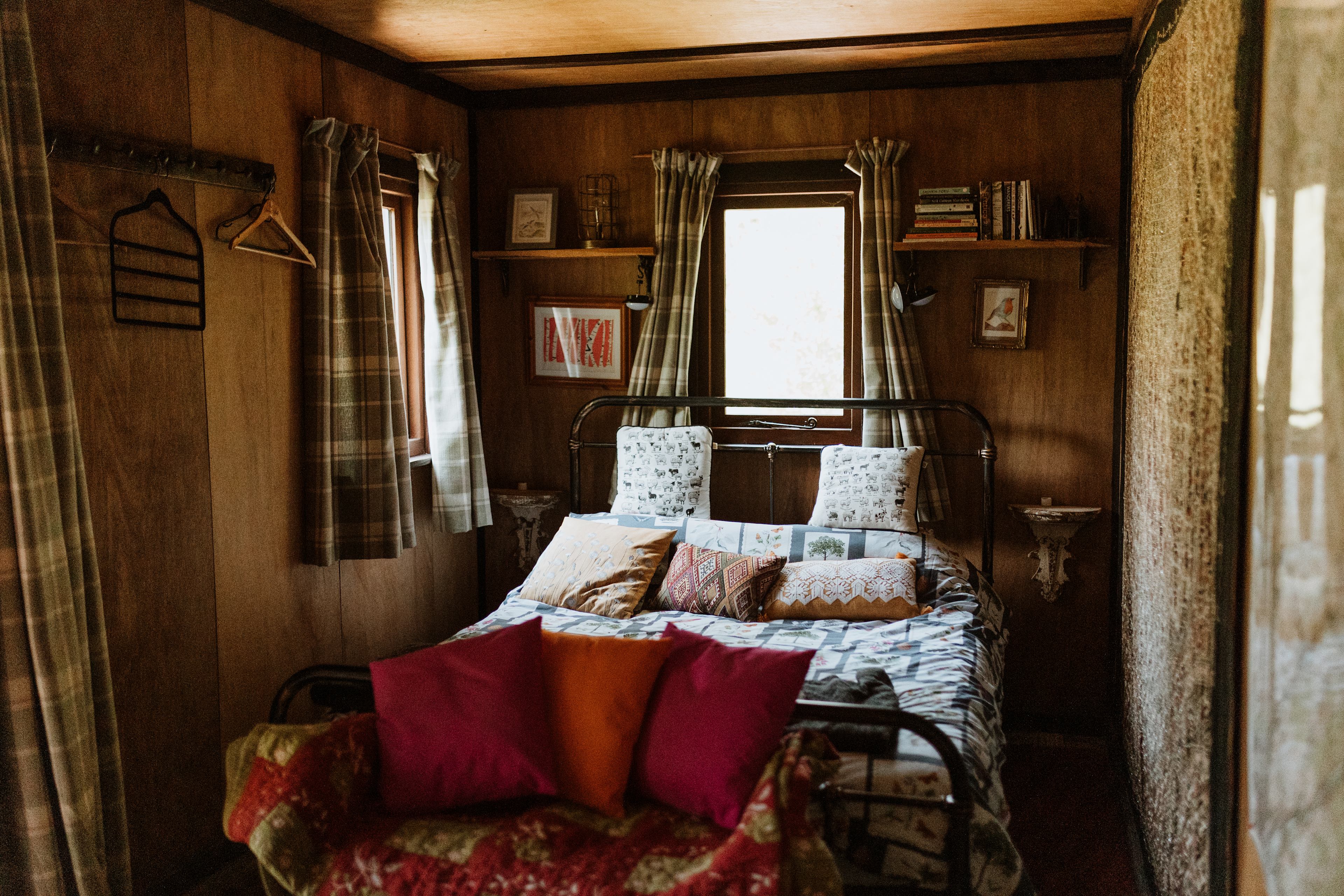 Private woodland Hut & kitchen deck