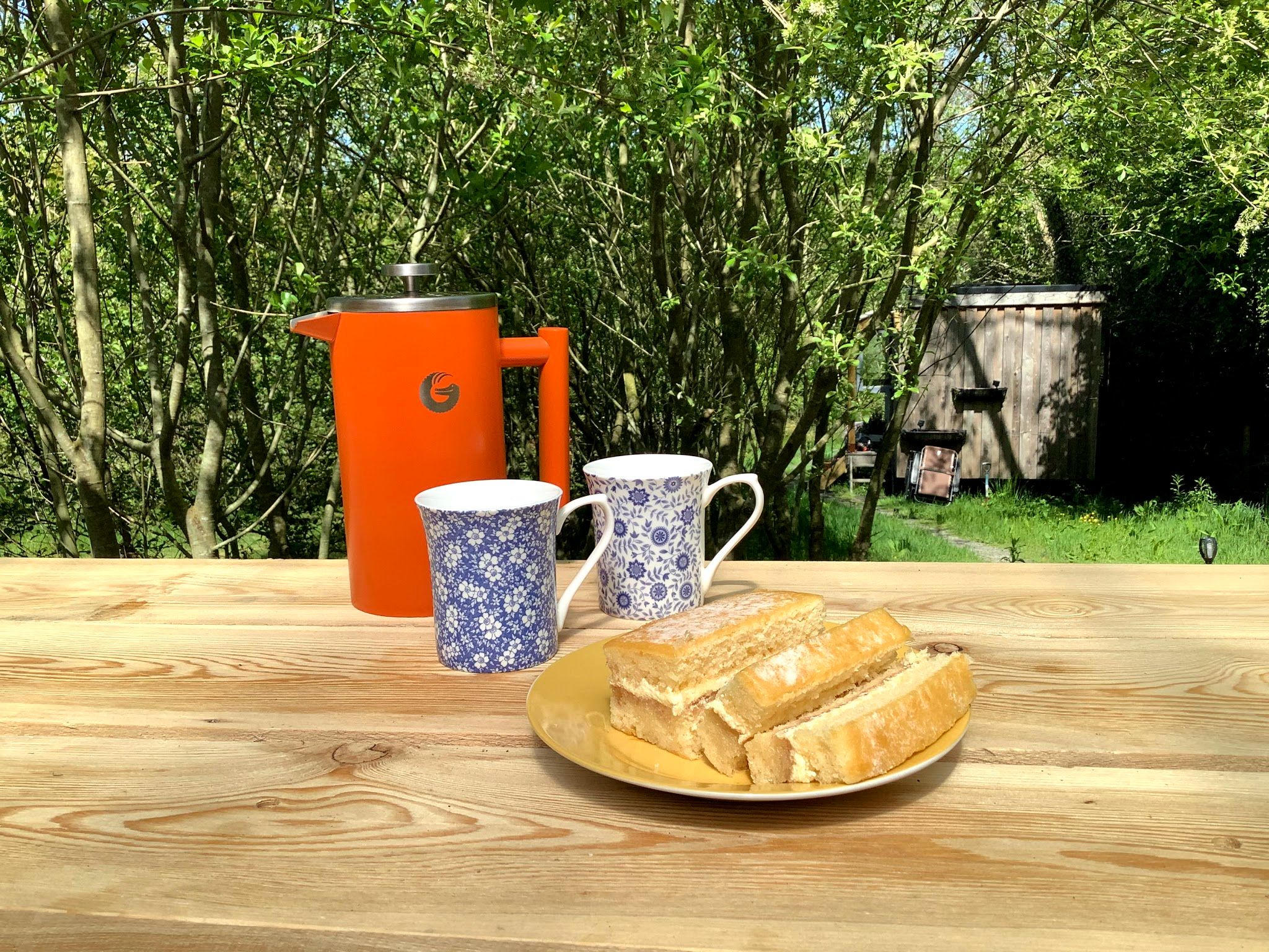 Private woodland Hut & kitchen deck
