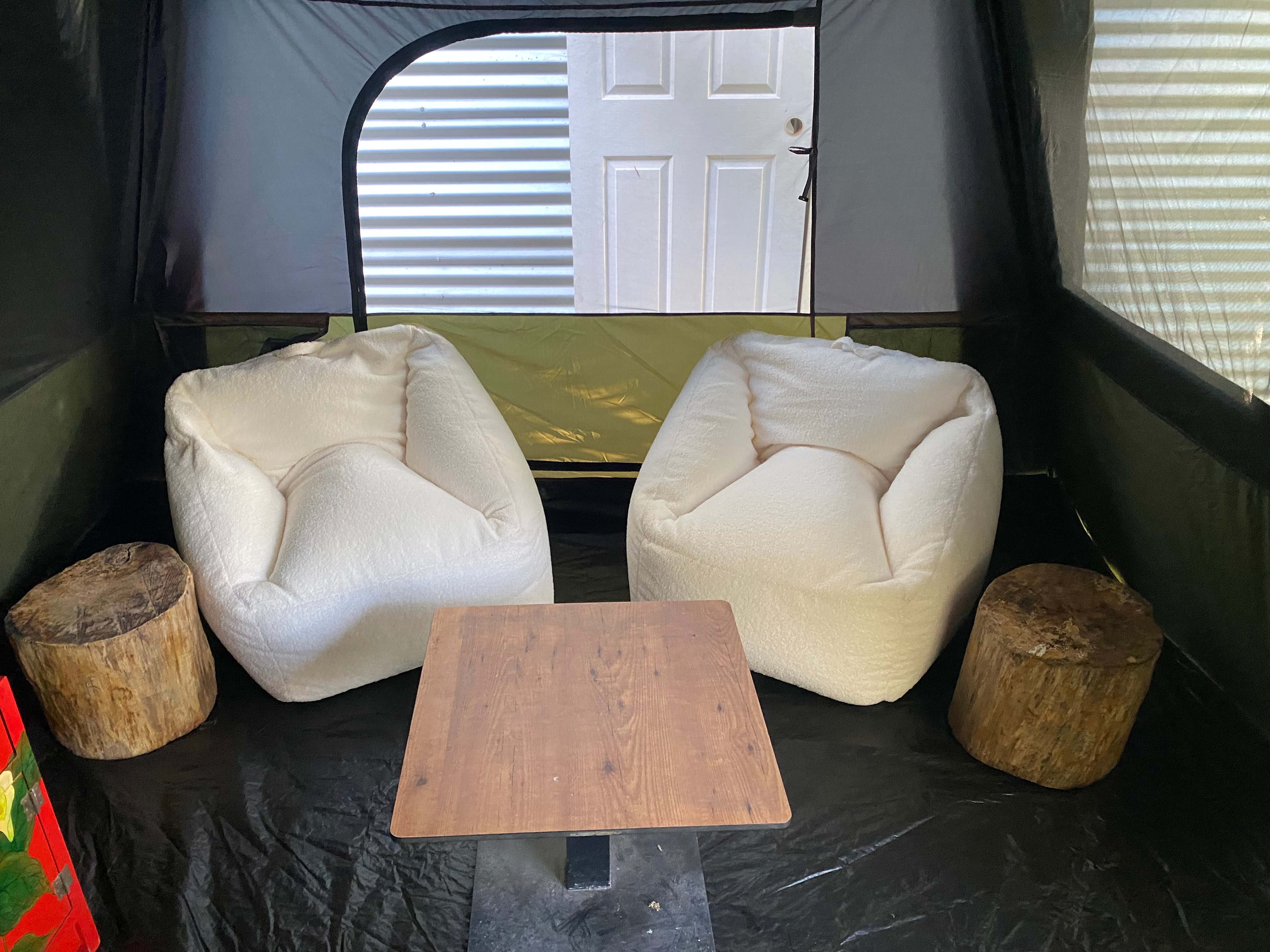 The lounge with the option to open the back window