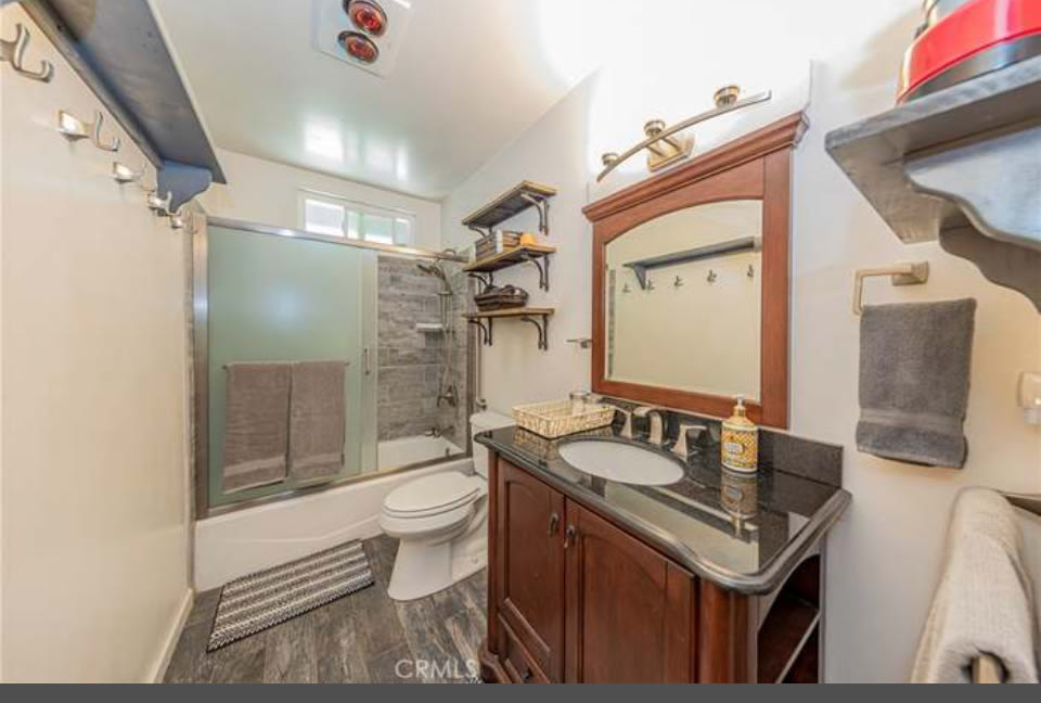 Main Bathroom with Tub Shower Combo