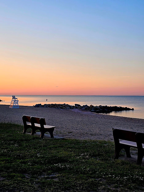 Serene Shoreline Retreat Farm House