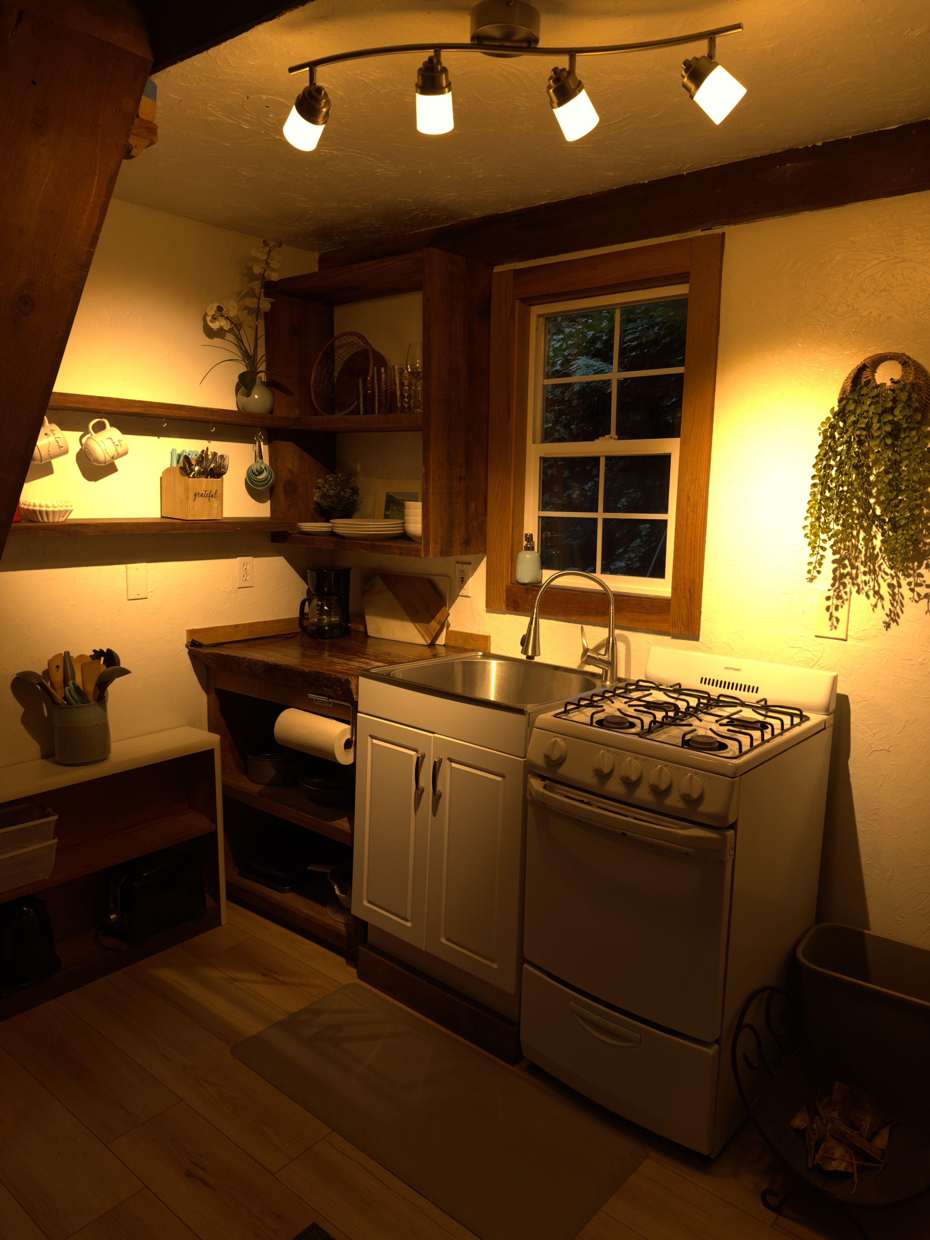 The Little Poppy Cabin! 🌸