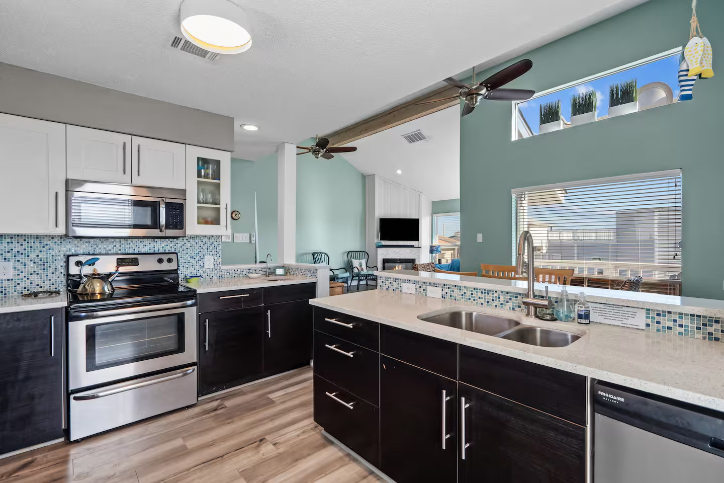 Beachfront  Unobstructed Views, 3/3