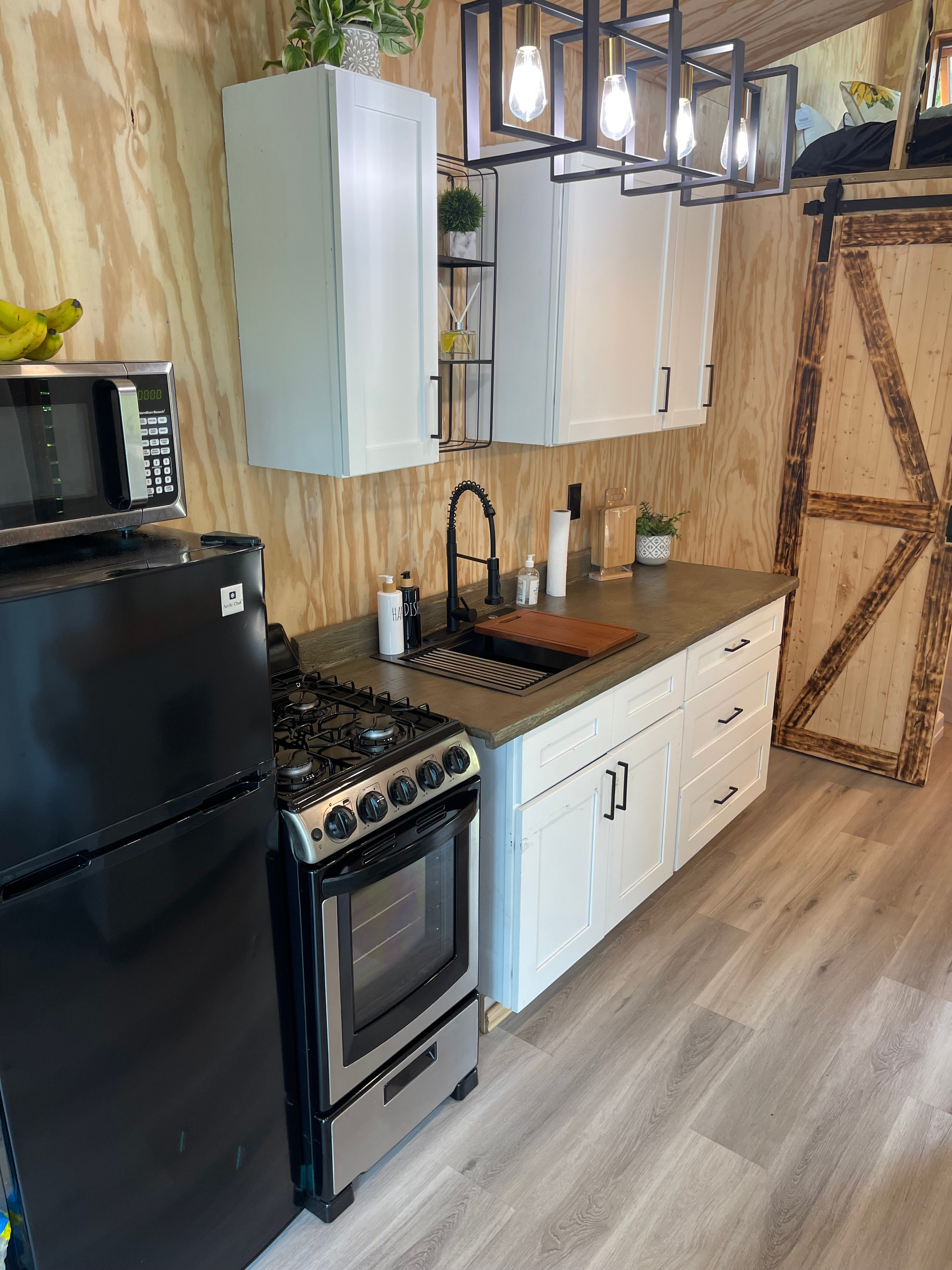 Odessa Waterfront loft w hot tub