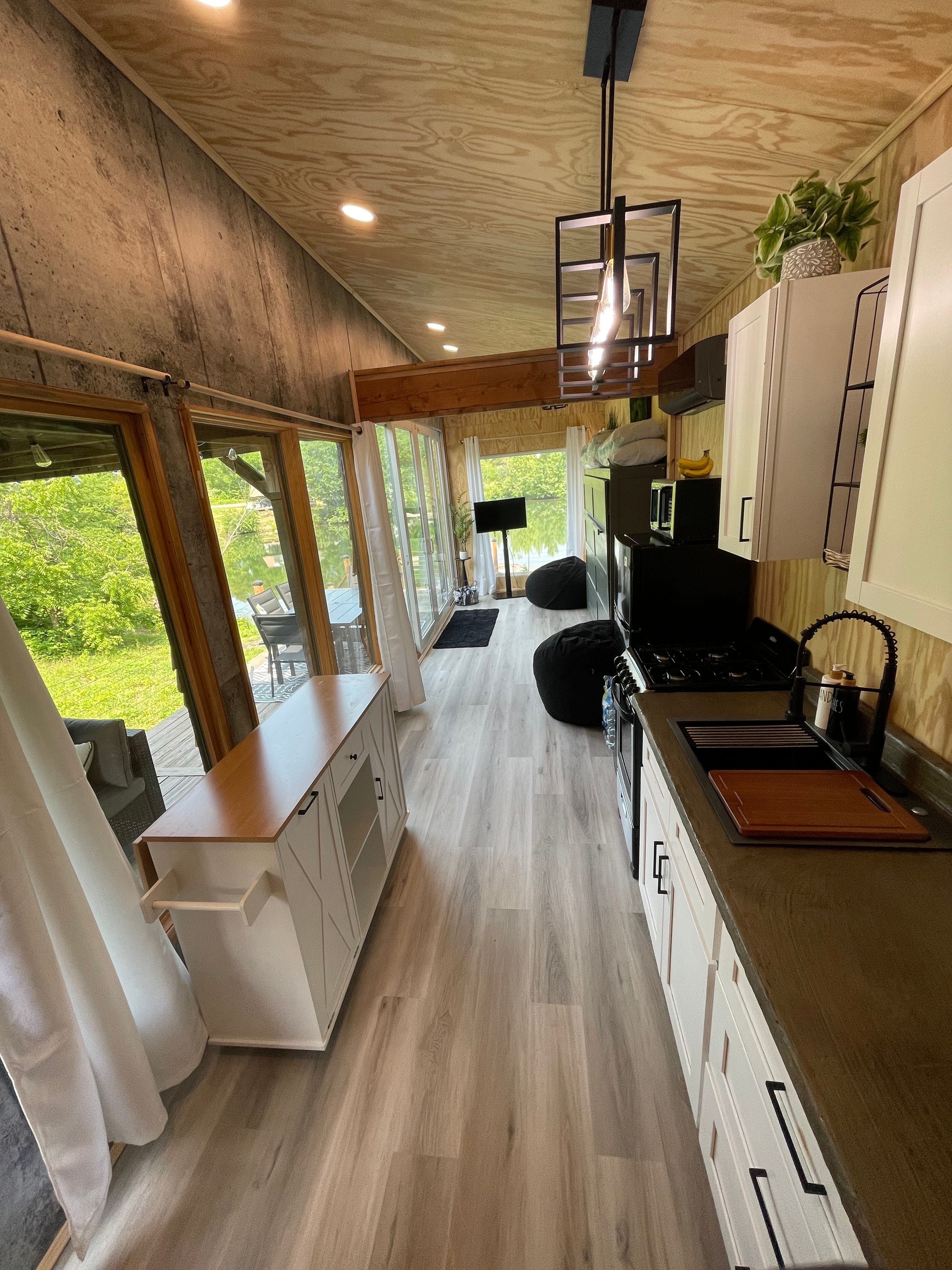 Odessa Waterfront loft w hot tub