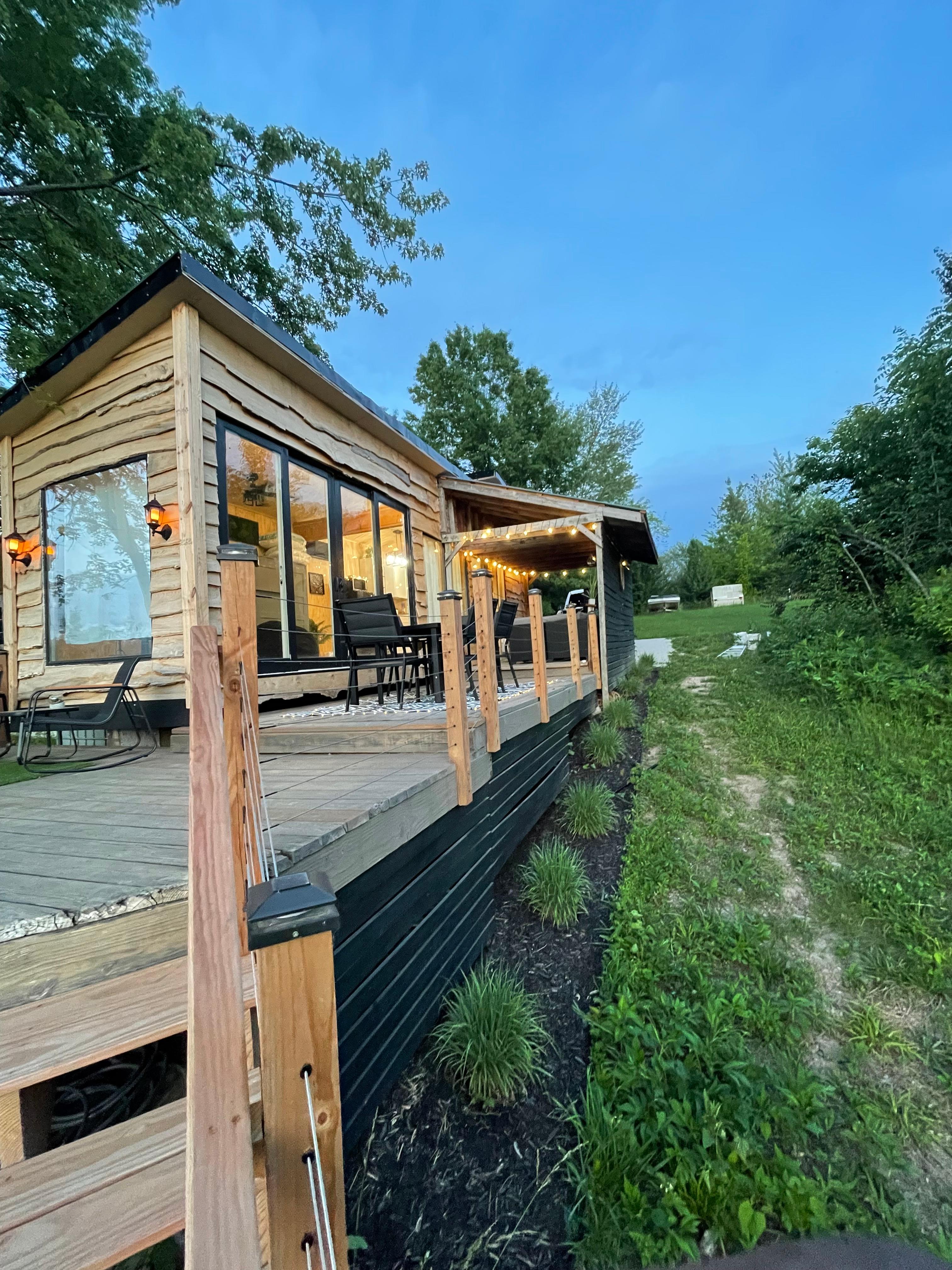 Odessa Waterfront loft w hot tub