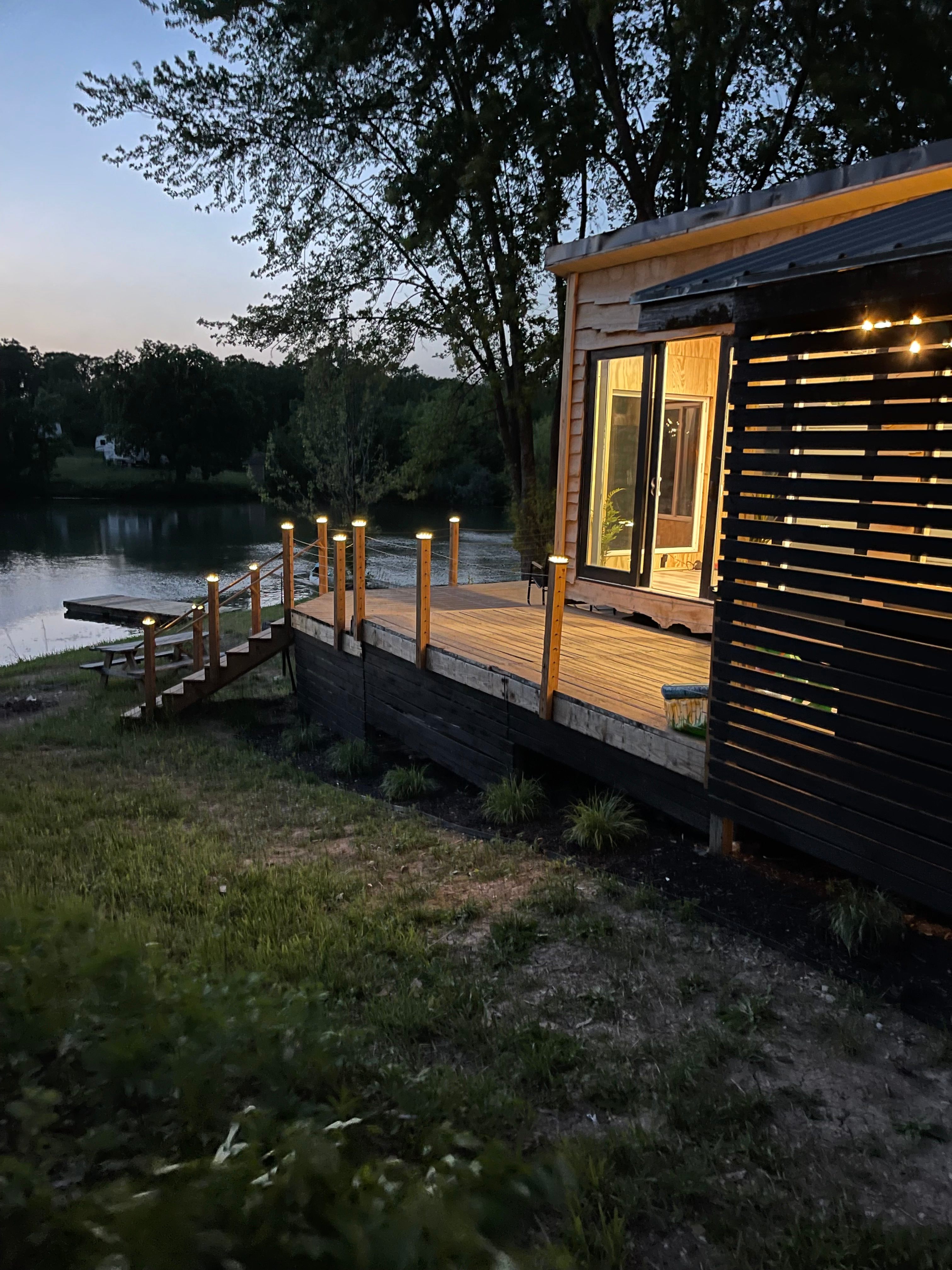 Odessa Waterfront loft w hot tub