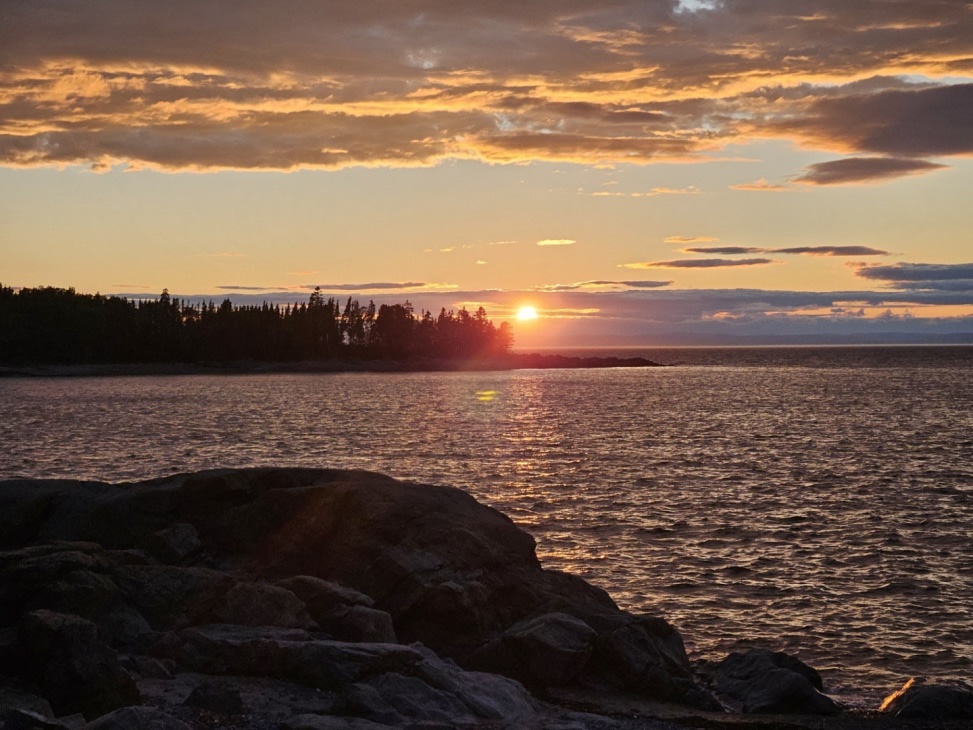 Coucher de soleil vue de la grève publique à quelques mètres du site
