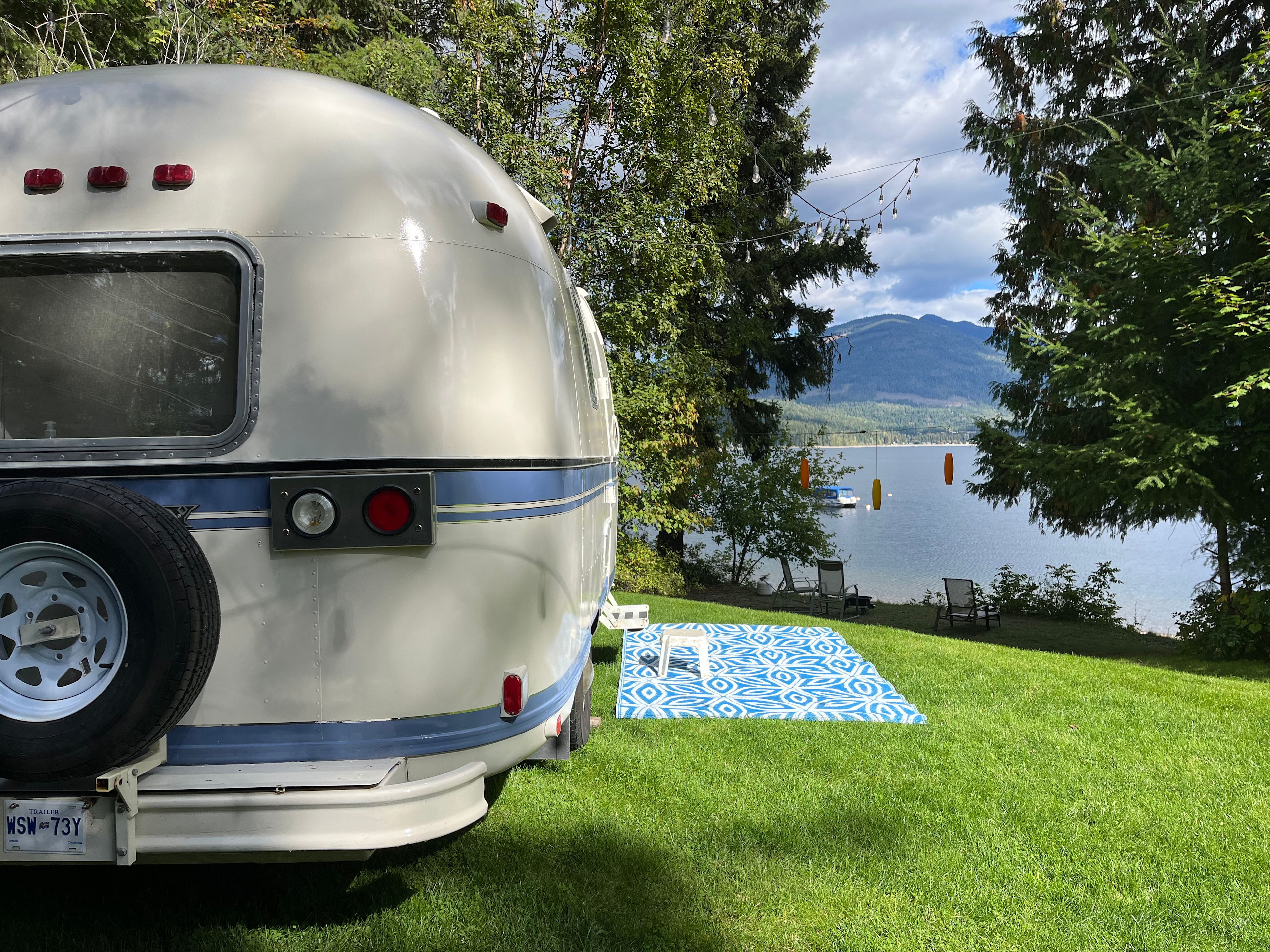 Periwinkle is just steps from the beach and crystal clear waters of Shuswap Lake.