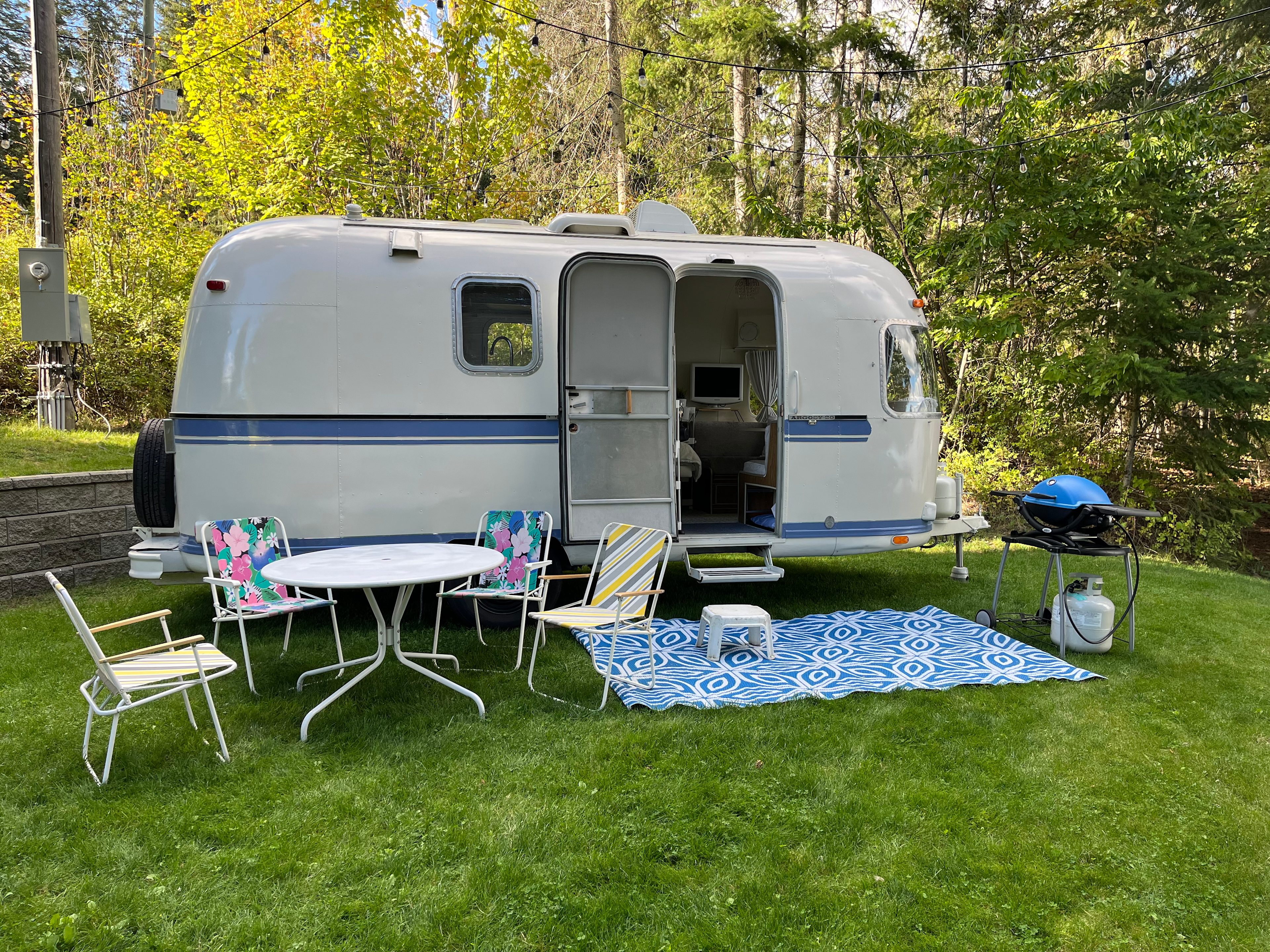 Your comfortable indoor and outdoor cooking, eating and relaxing space.