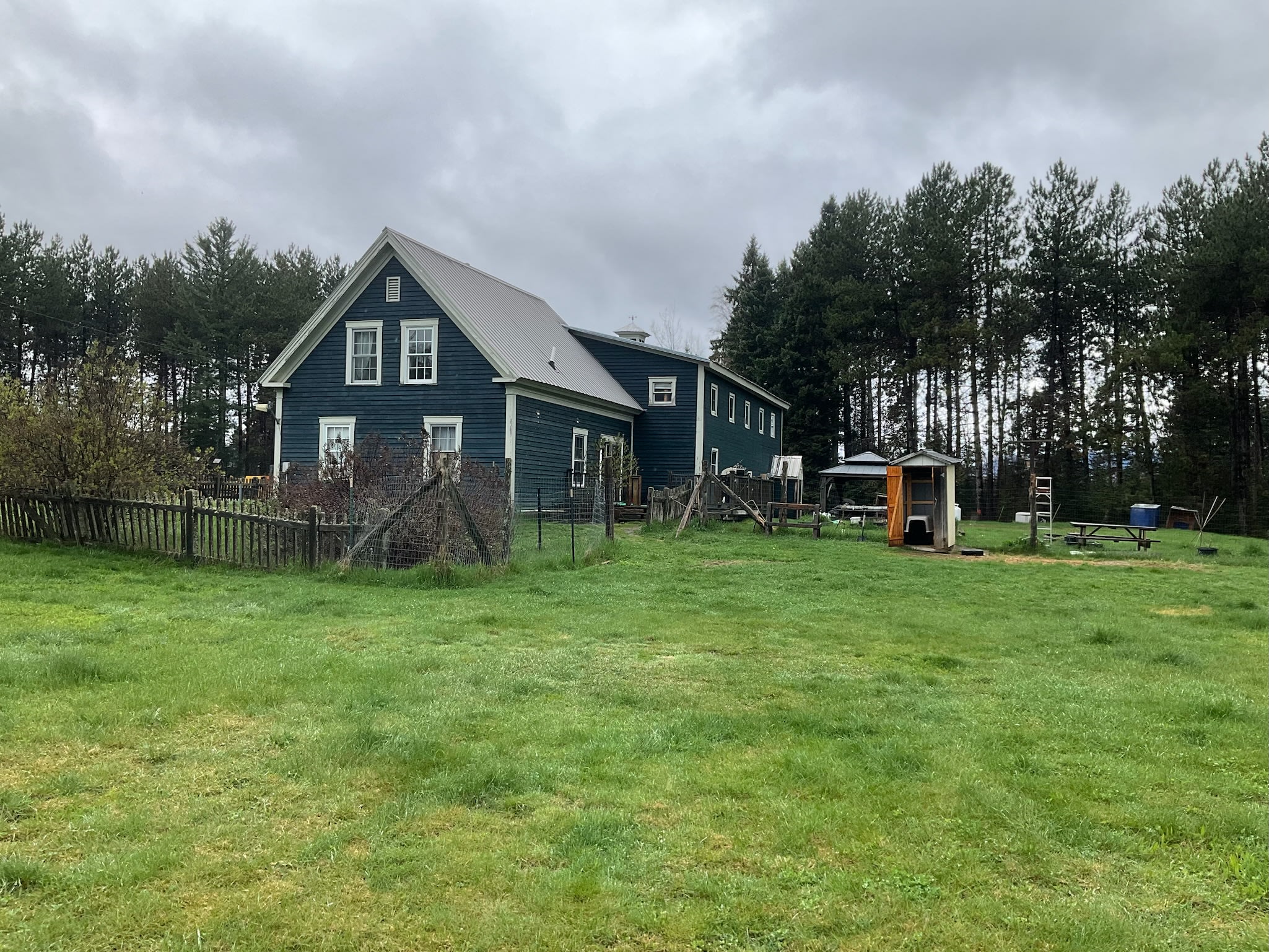 The Maine Roadhouse Hostel & Lodge
