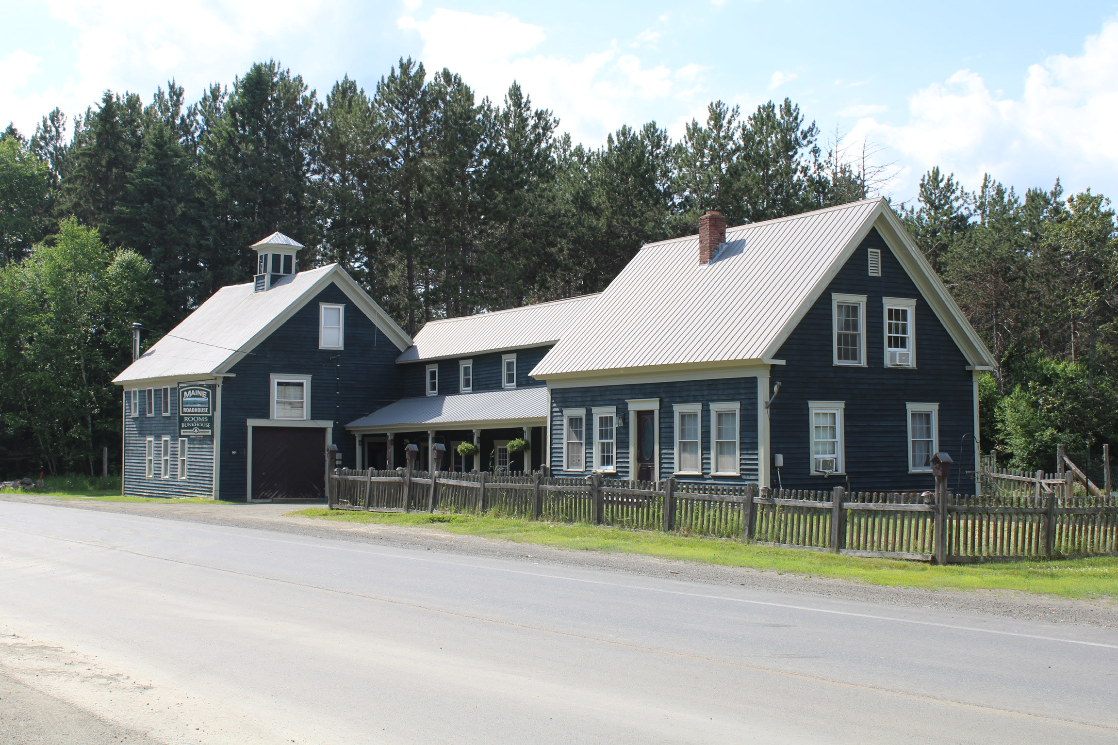 The Maine Roadhouse Hostel & Lodge