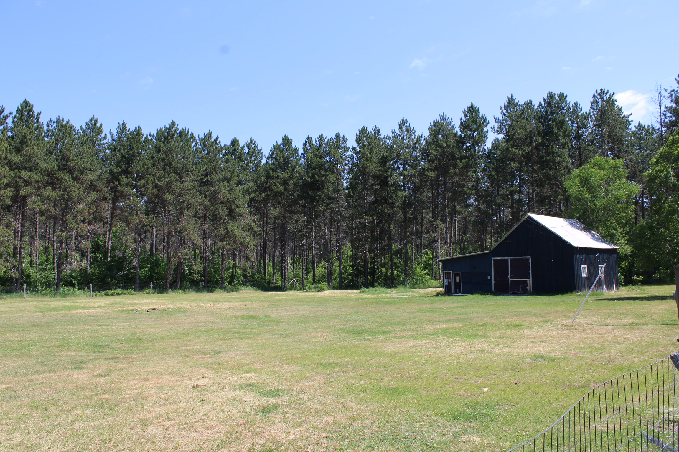 The Maine Roadhouse Hostel & Lodge