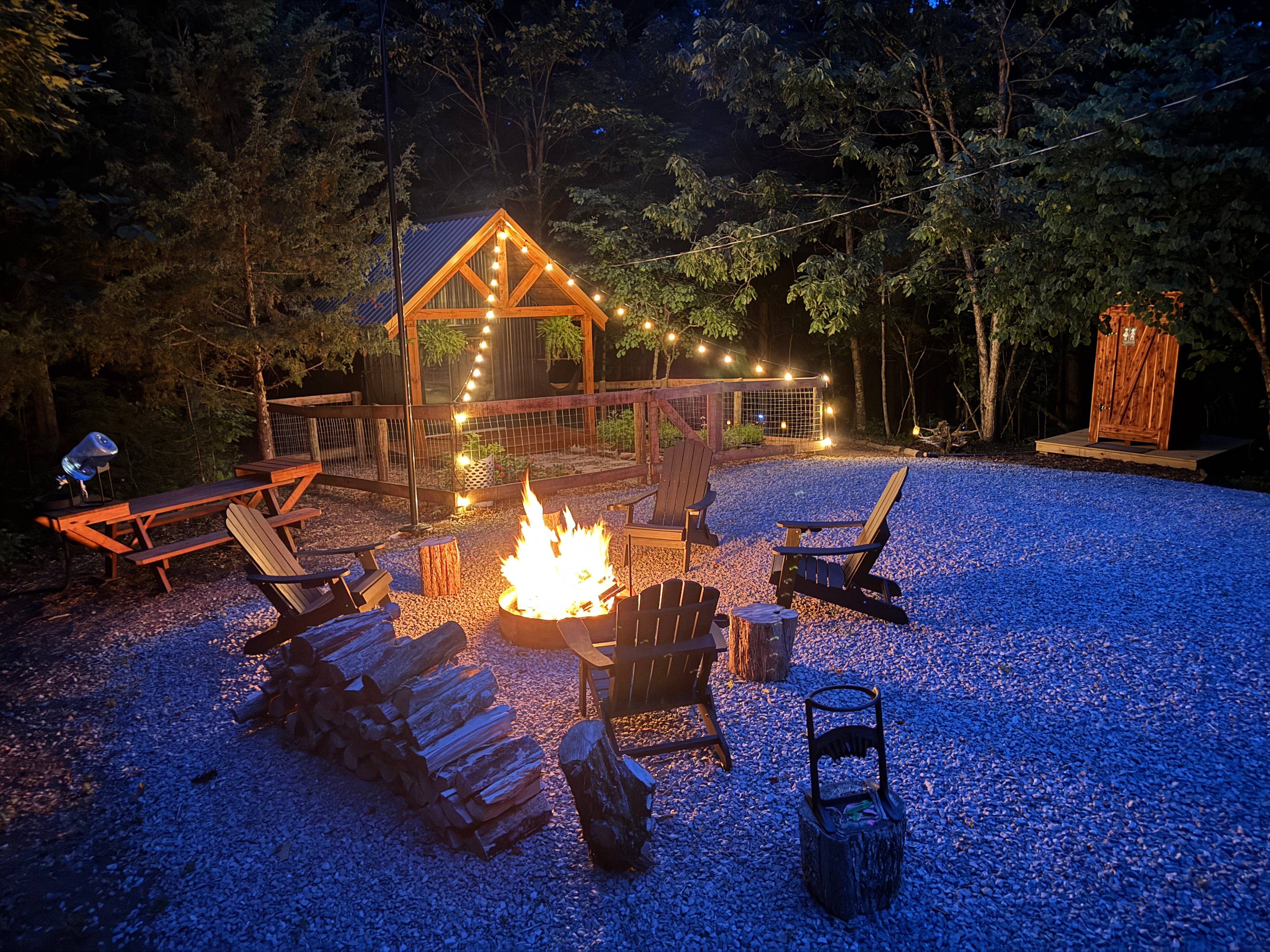 Cozy Cabin & 3-Level Tree Net