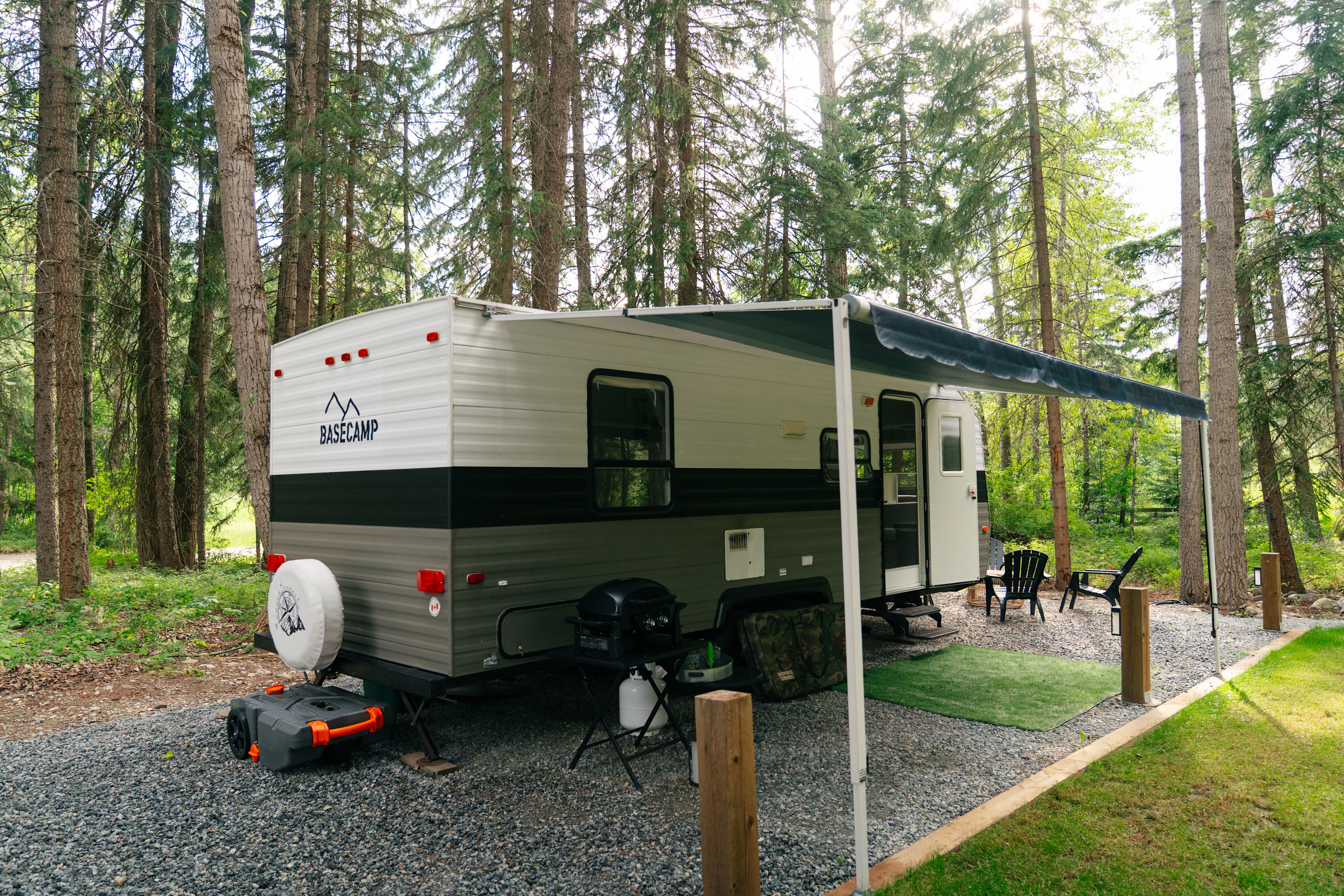 Charming Creekside Caravan