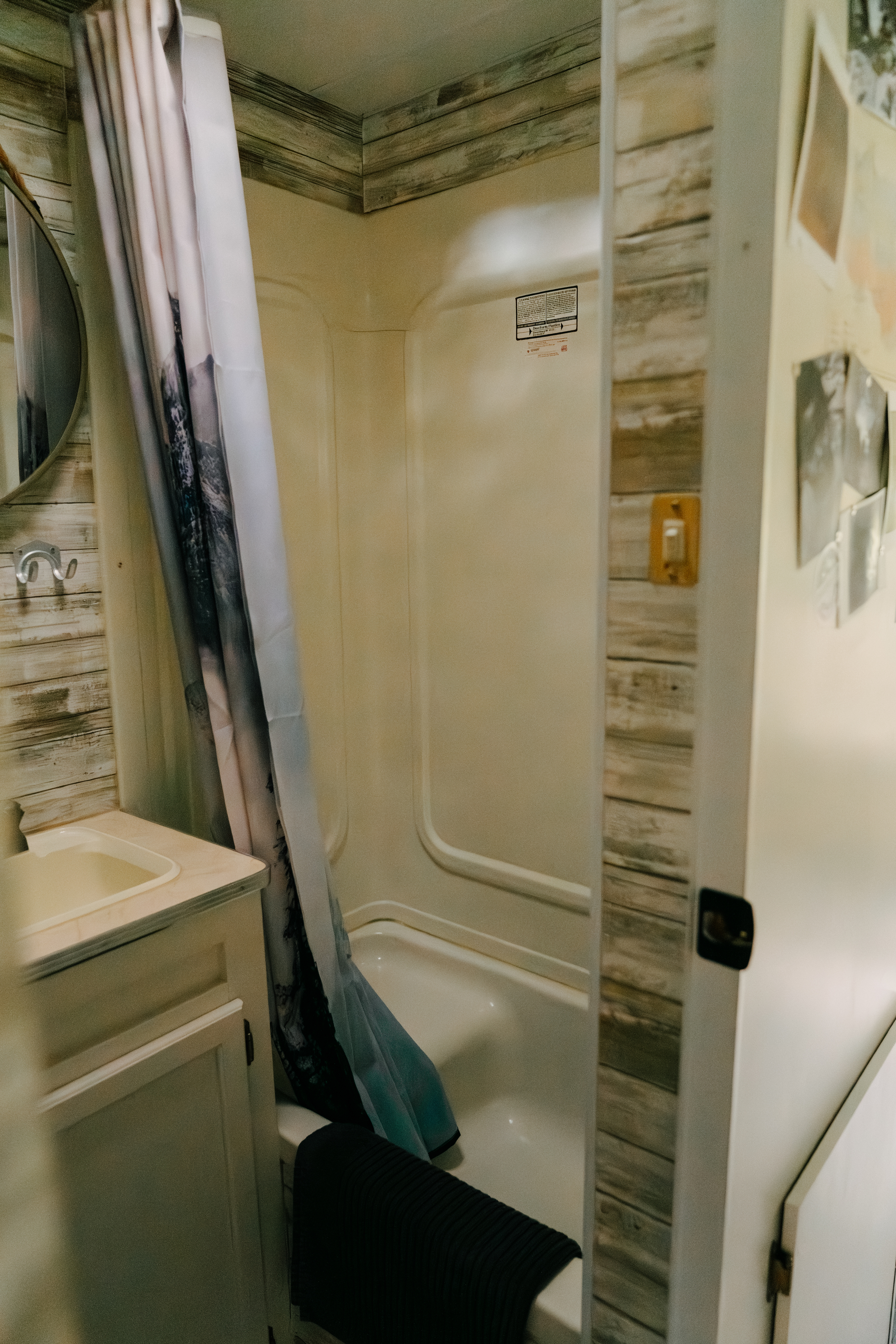 Charming Creekside Caravan