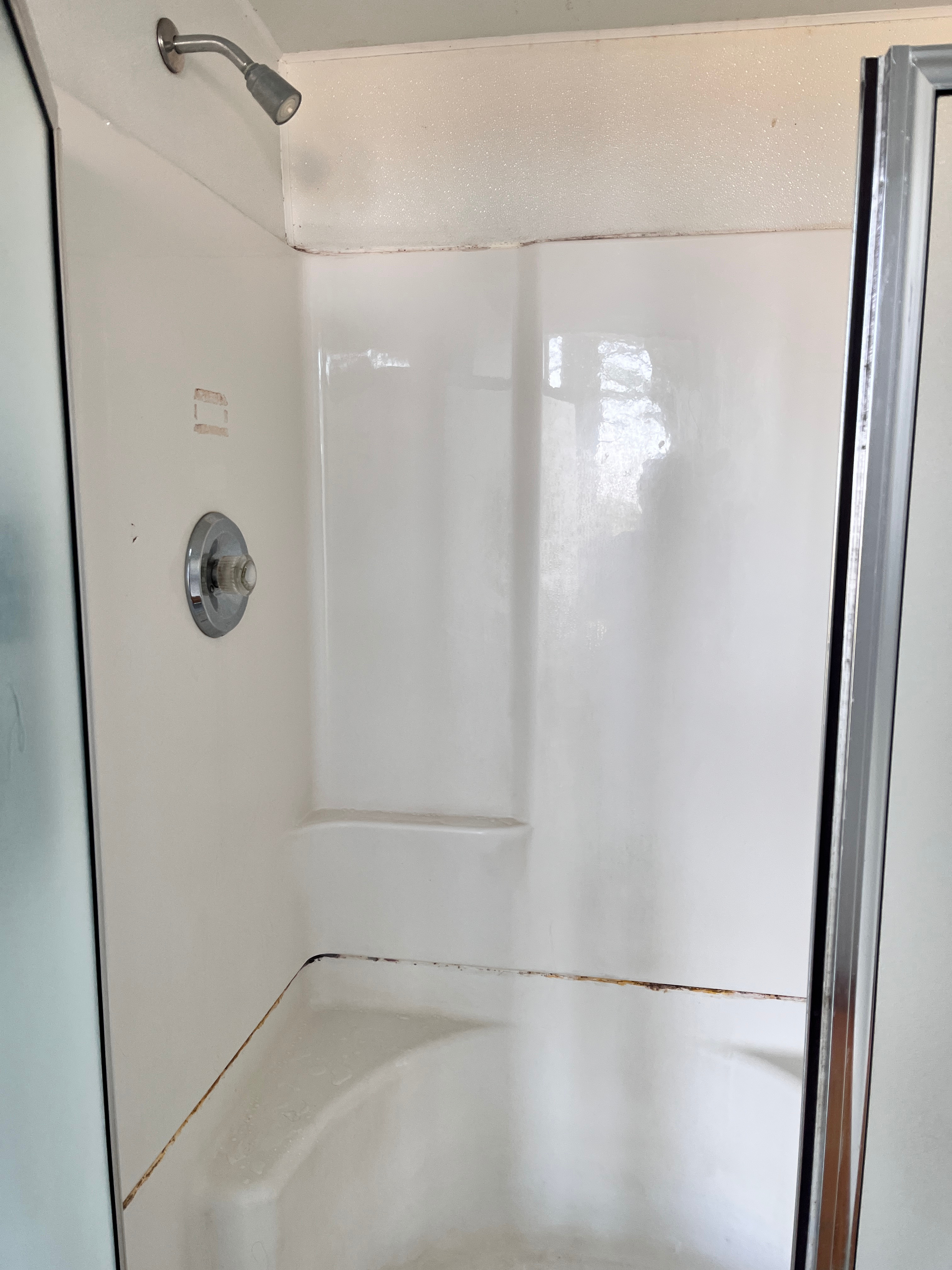 25 cents/2 mins of hot shower, it's worth it. open 7am-9pm.