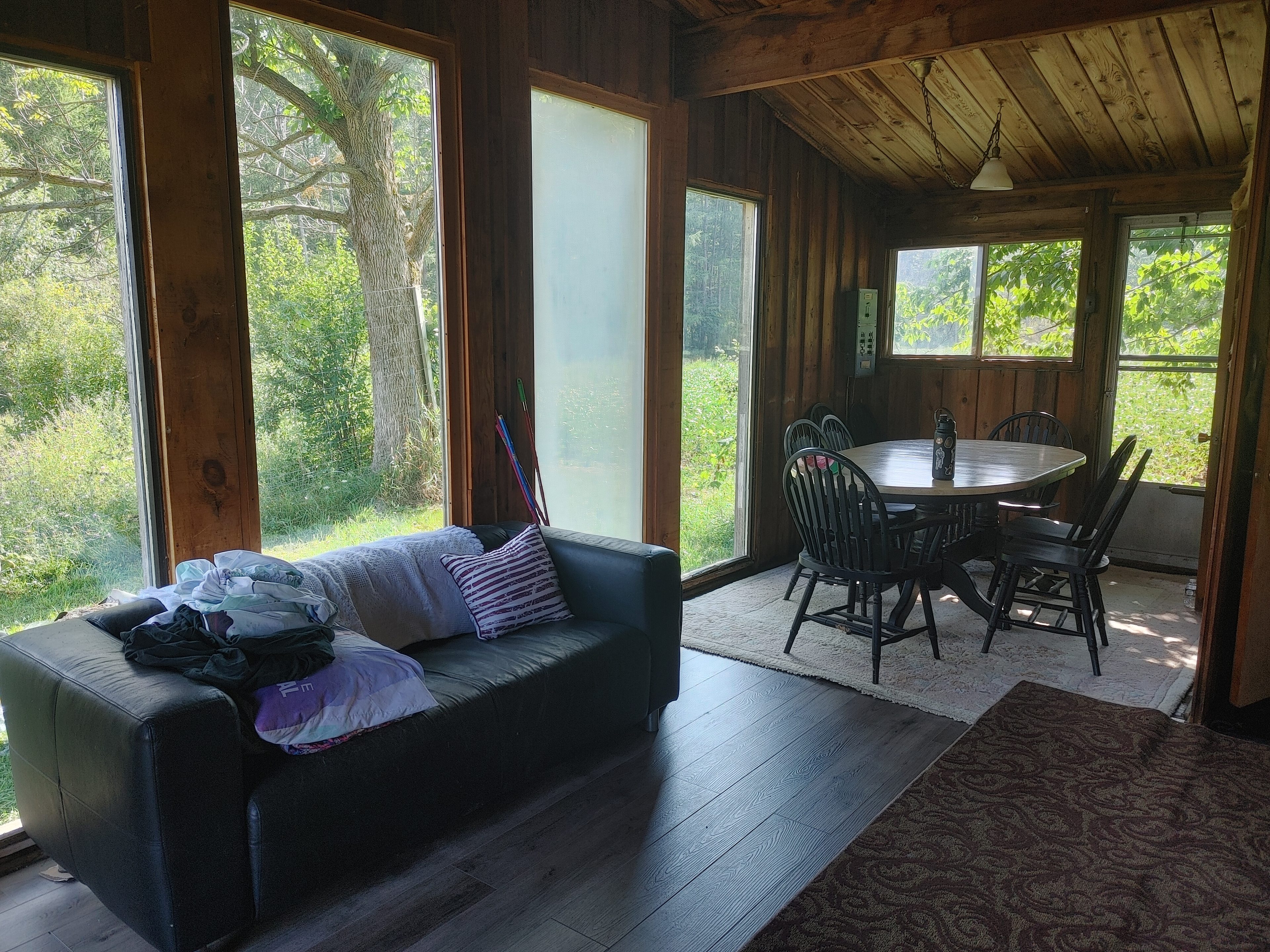 SUJO Funny Farm Cabin & Camping