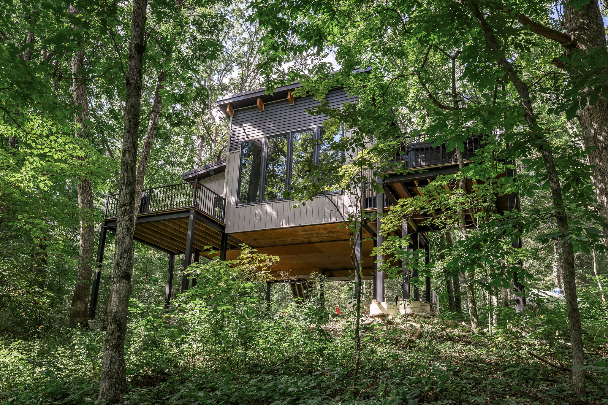 Secluded Wooded Cabin - Lakeside