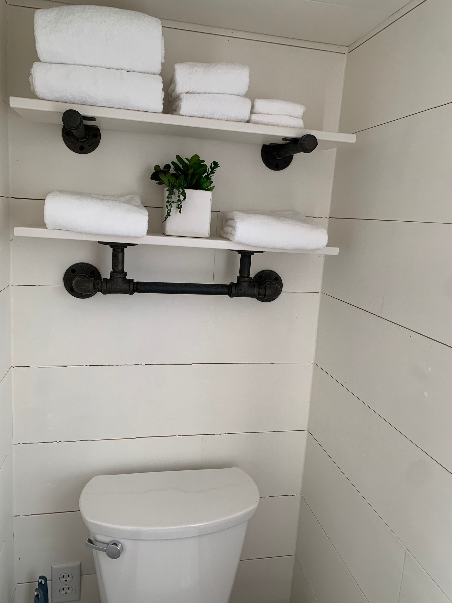 Cedar Creek Lodging & RV Park