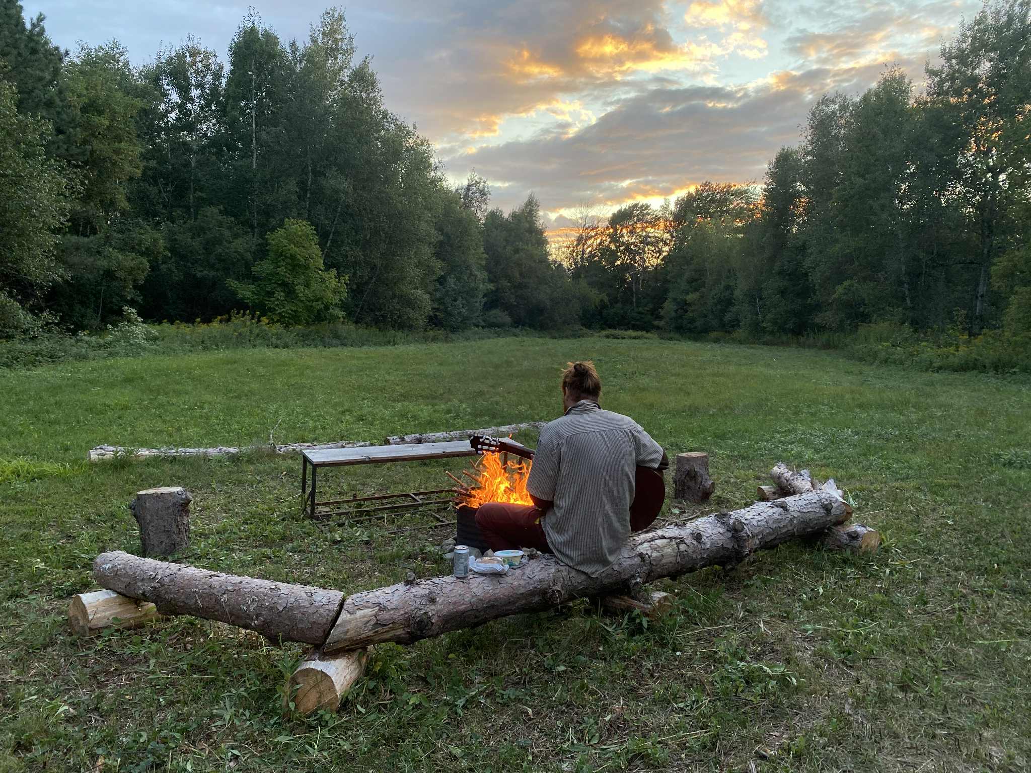 Communal campfire, come meet new souls!

Feu commun ; venez rencontrer des nouvelles âmes !