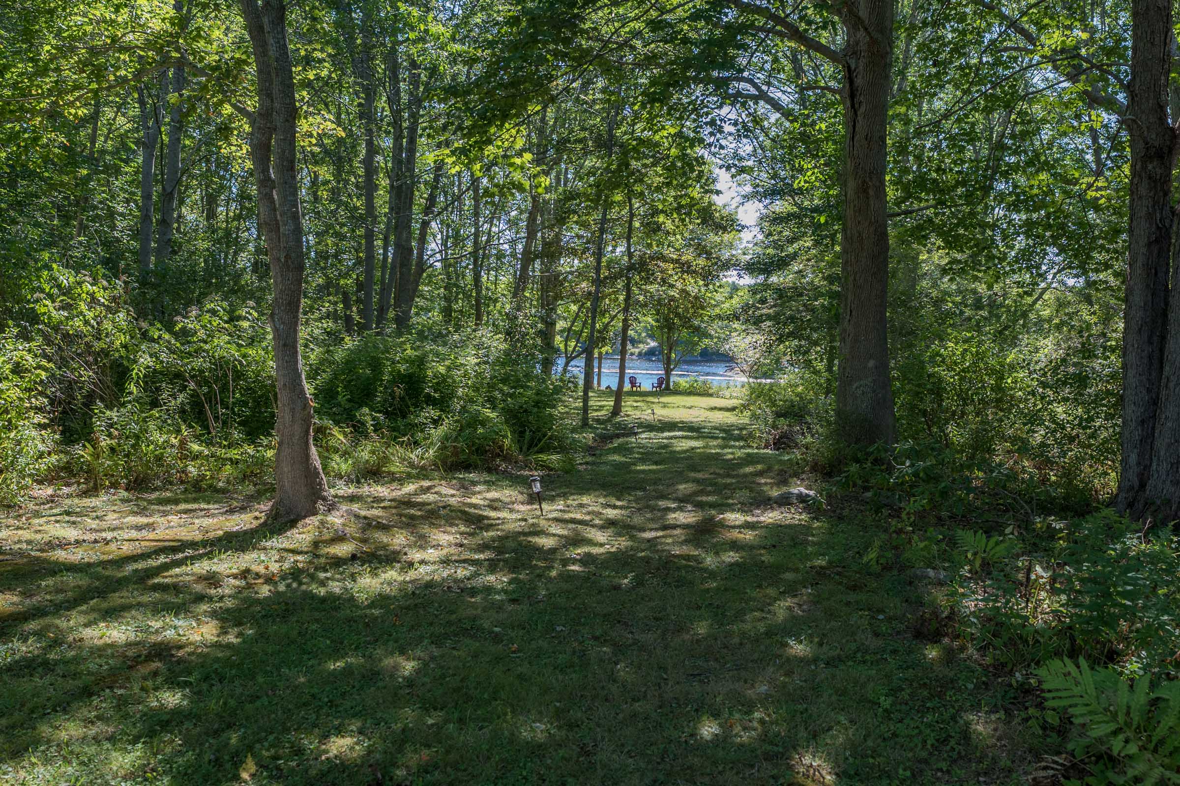 It's quite private. When the ground is dry you can drive to the river. 