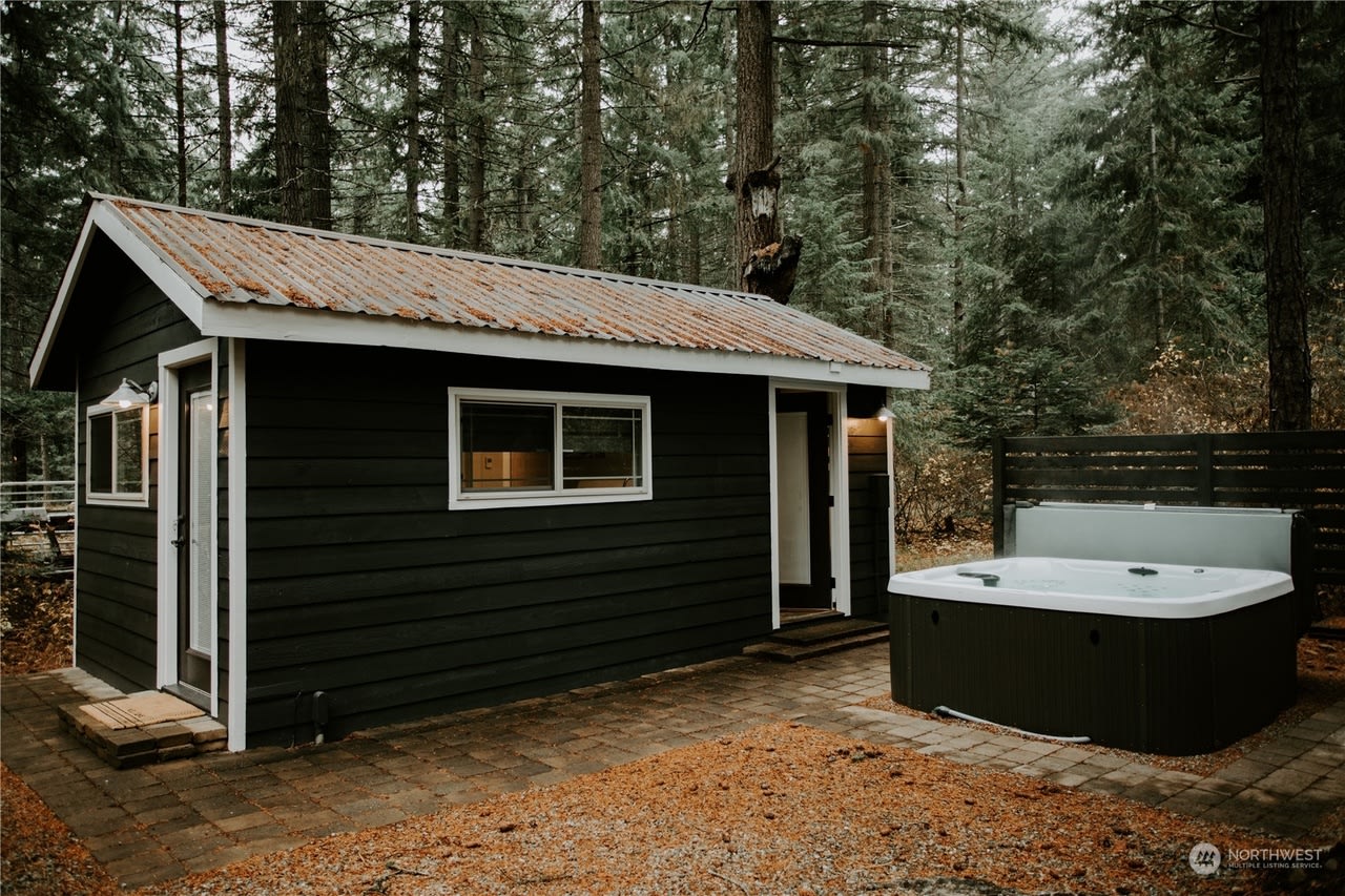 Studio in the backyard and hot tub