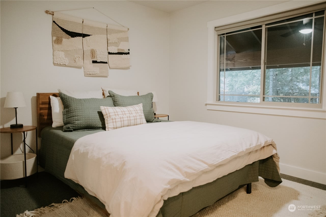 Two of the bedrooms in the main house have queen beds. 