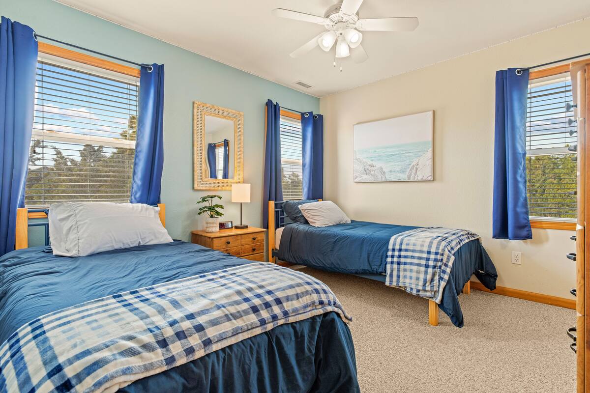 3 Bedrooms w/ Hot Tub & Fire Pit! Pet Friendly