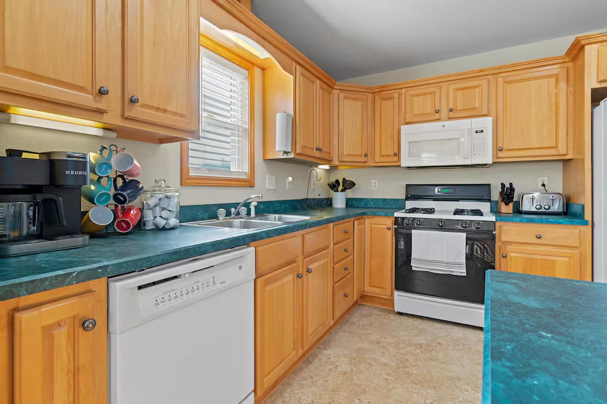 3 Bedrooms w/ Hot Tub & Fire Pit! Pet Friendly