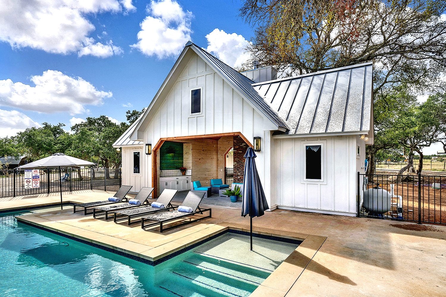 Farmhouse Cottages And Luxury RV PK