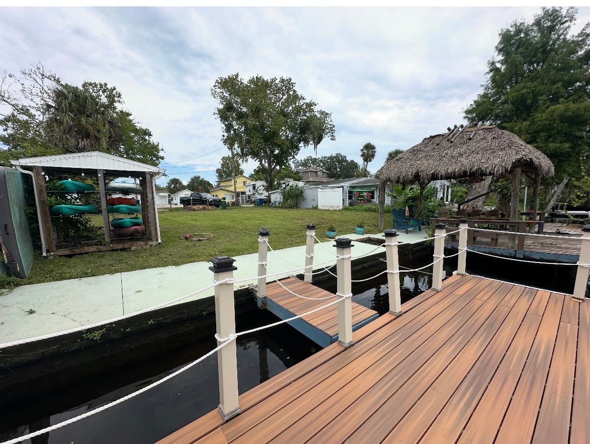 Camp w/ manatees. Full hook up!