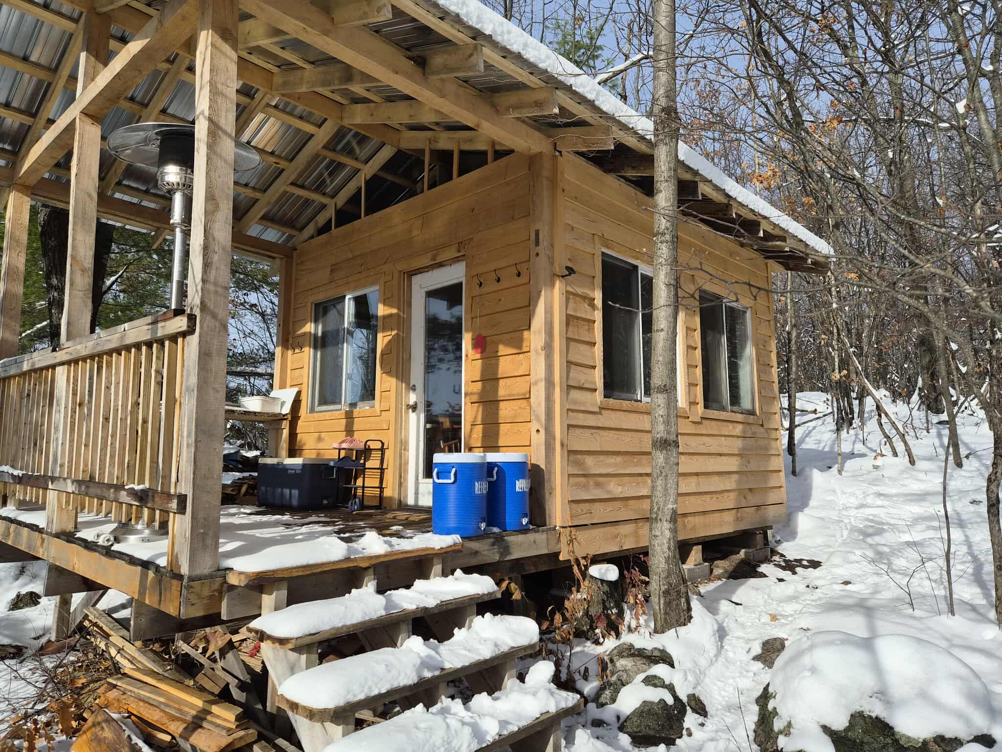 "Romantic" 4-Season Cliffside Cabin