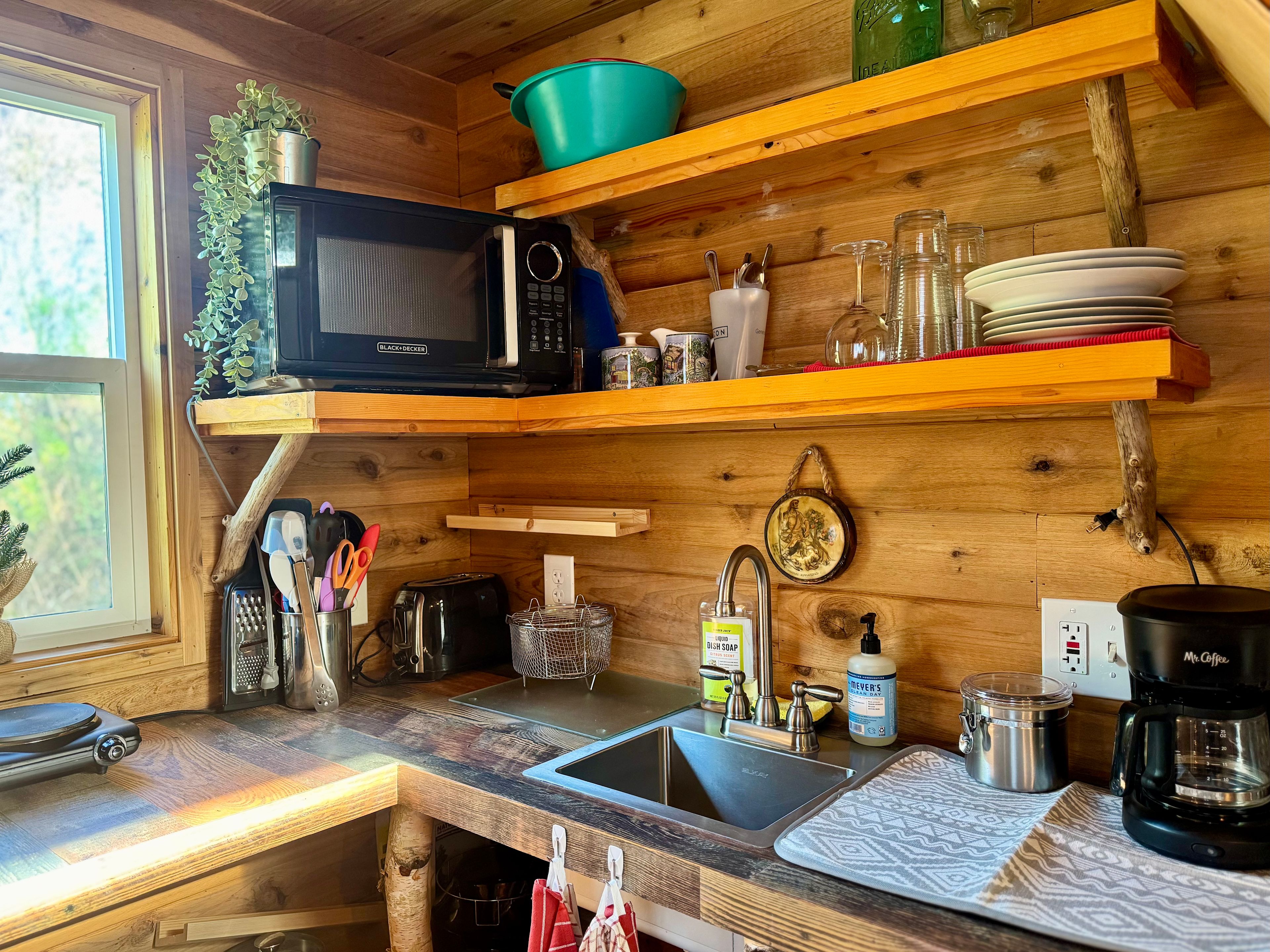 Rustic Tiny Escape Near Mt Hood OR!