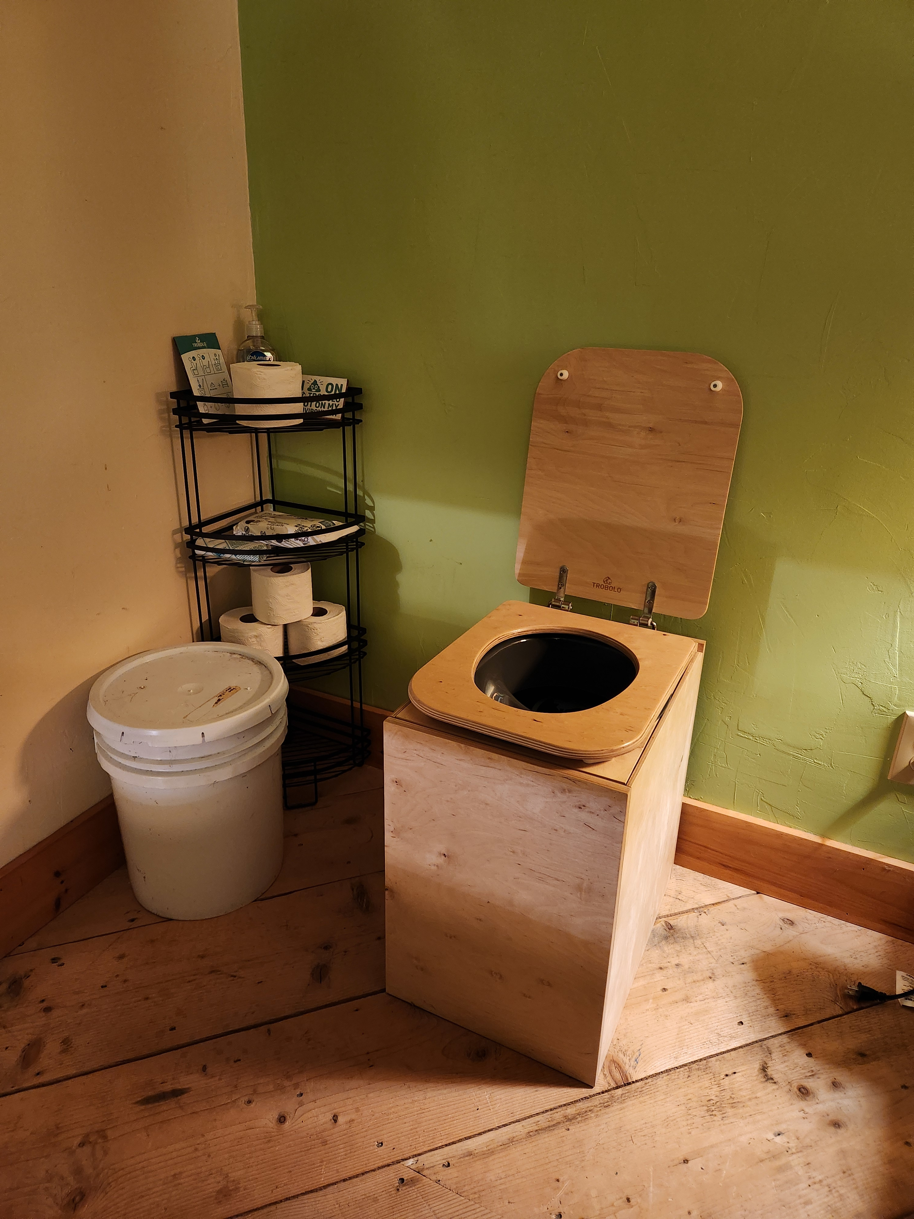 There are simple printed instructions for the composting toilet.