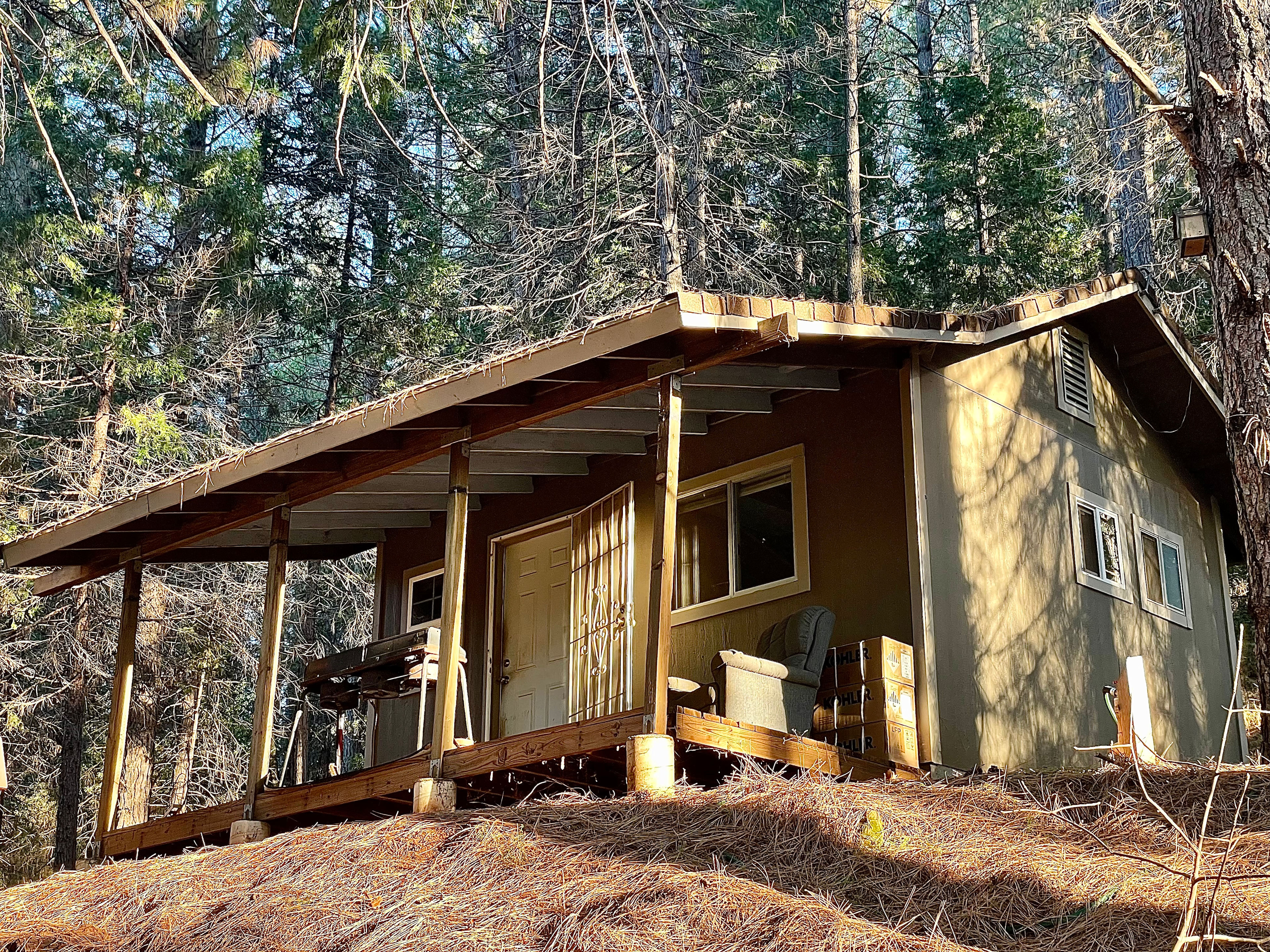 Off-Grid Mtn Getaway in the Pines