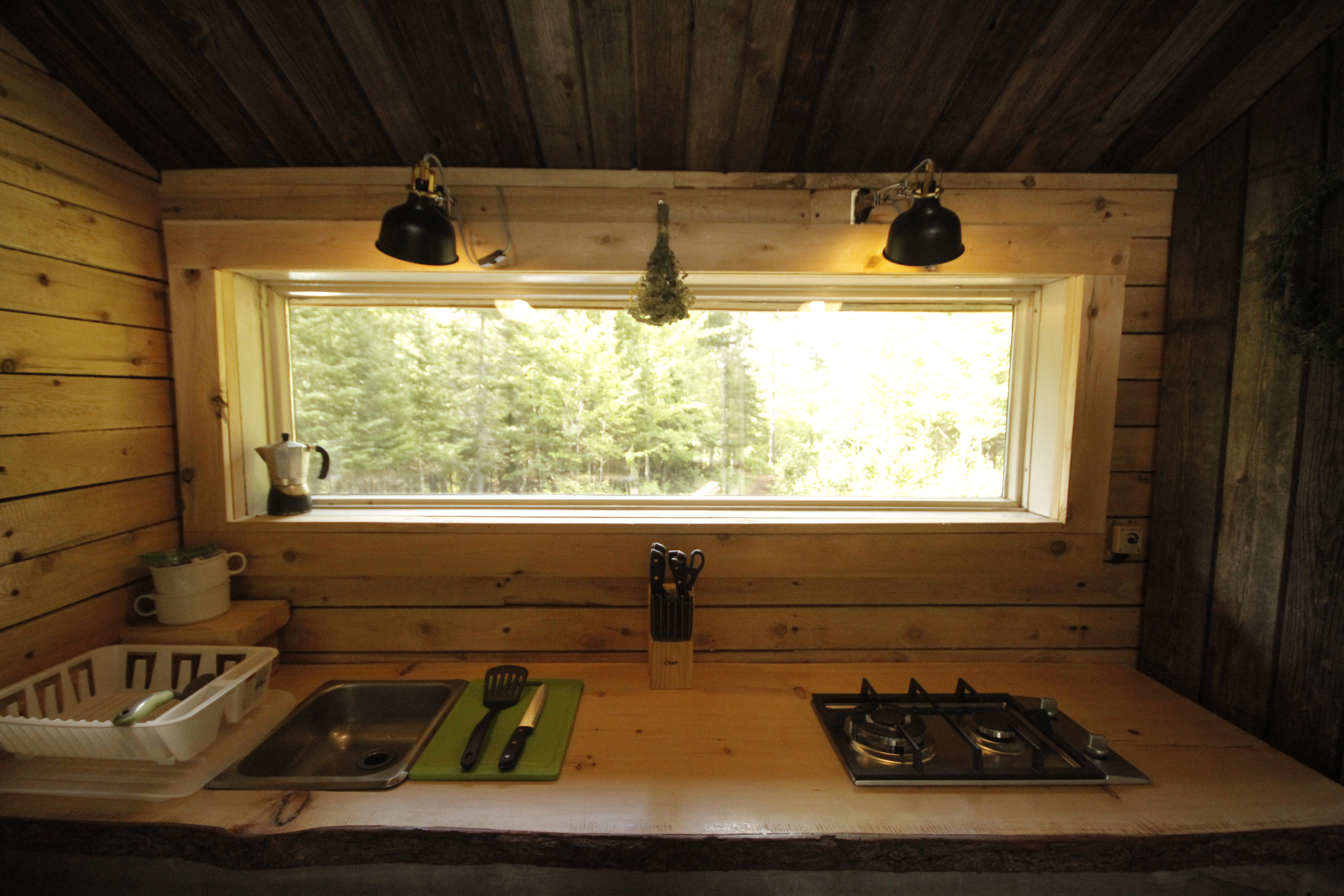 Stargate cabin is off the grid so no running water but we provide all the drinking/washing up water you need in 20l jugs. You can cook on this 2 burner propane stove -bbq and fire pit during spring through fall.