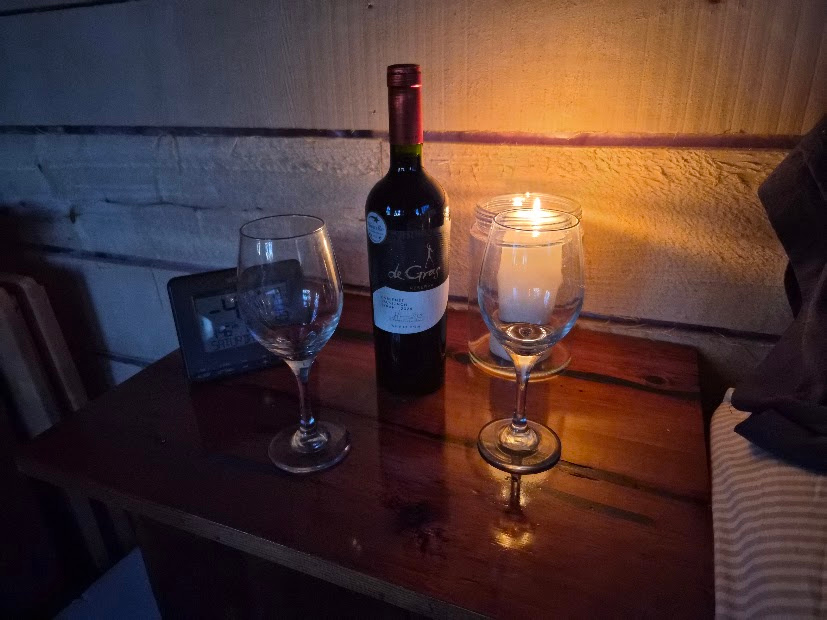 "Romantic" 4-Season Cliffside Cabin