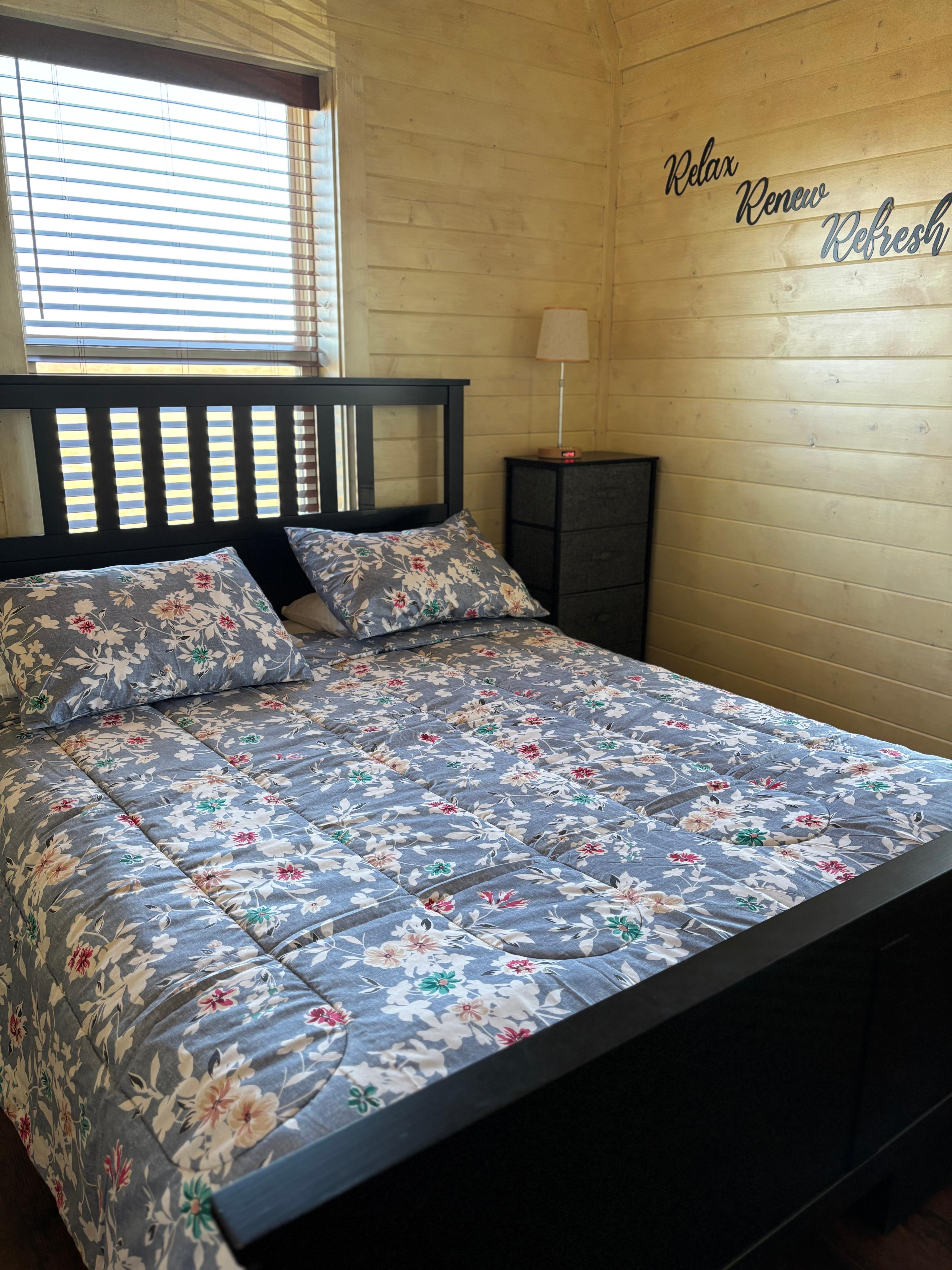 Cozy Texas Cabin w/ Deck, Firepit