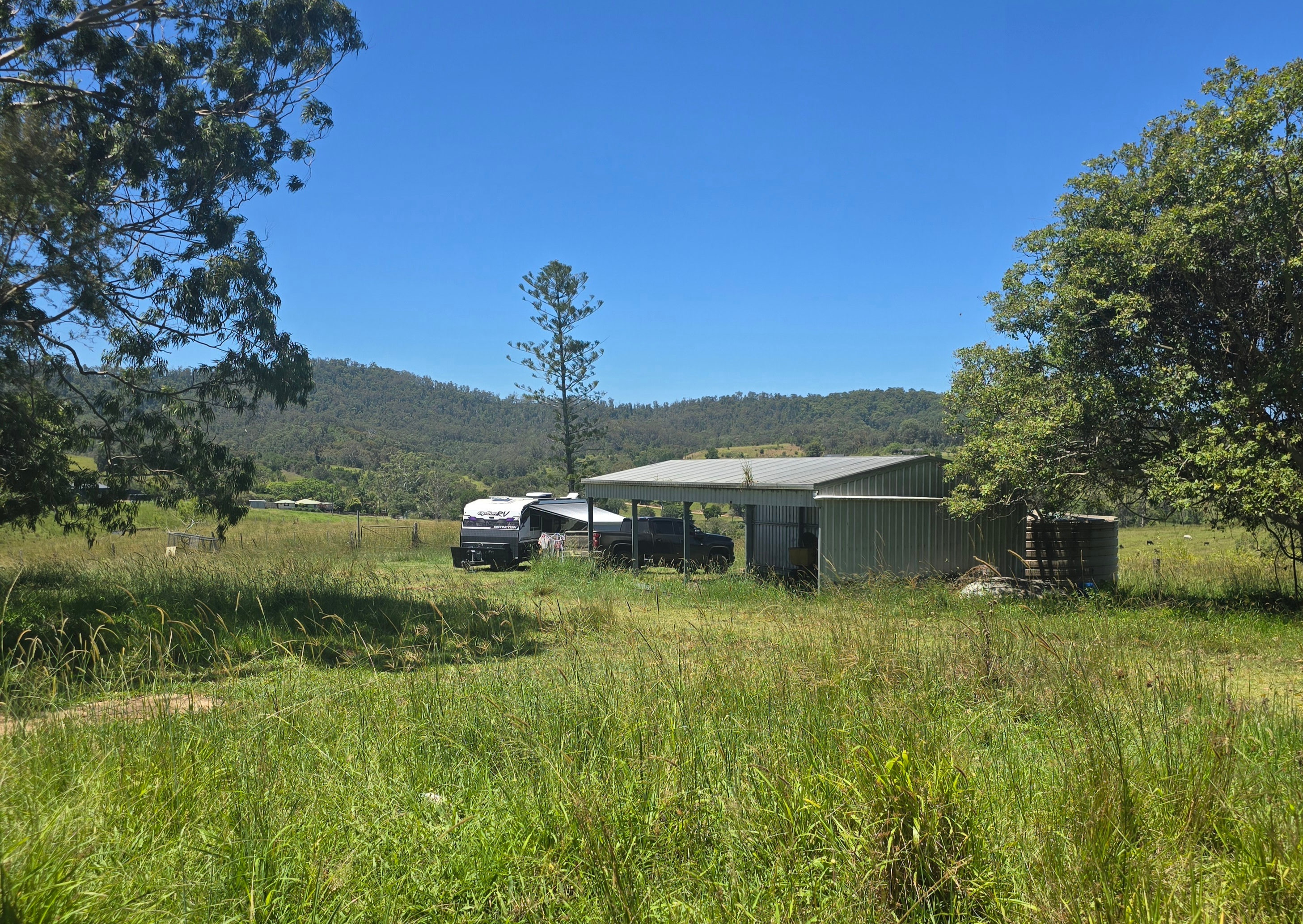 Recent guests shown with large caravan and full-size 4WD — wide, level access allows easy manoeuvring and choice of parking position for breeze, views, power and water.